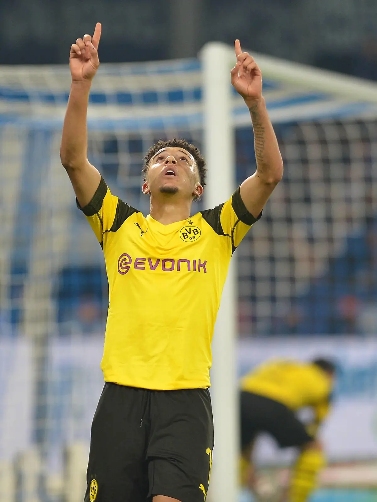 Gelsenkirchen, Germany 08.12.2018, 1. Bundesliga, 14. Spieltag, FC Schalke 04 - BV Borussia Dortmund, Jadon Sancho (BVB) jubelt, Torjubel nach seinem Treffer zum 1:2 ( DeFodi521 *** Gelsenkirchen Germany 08 12 2018 1 Bundesliga 14 Matchday FC Schalke 04 BV Borussia Dortmund Jadon Sancho BVB cheers goal cheers after his goal to 1 2 DeFodi521  