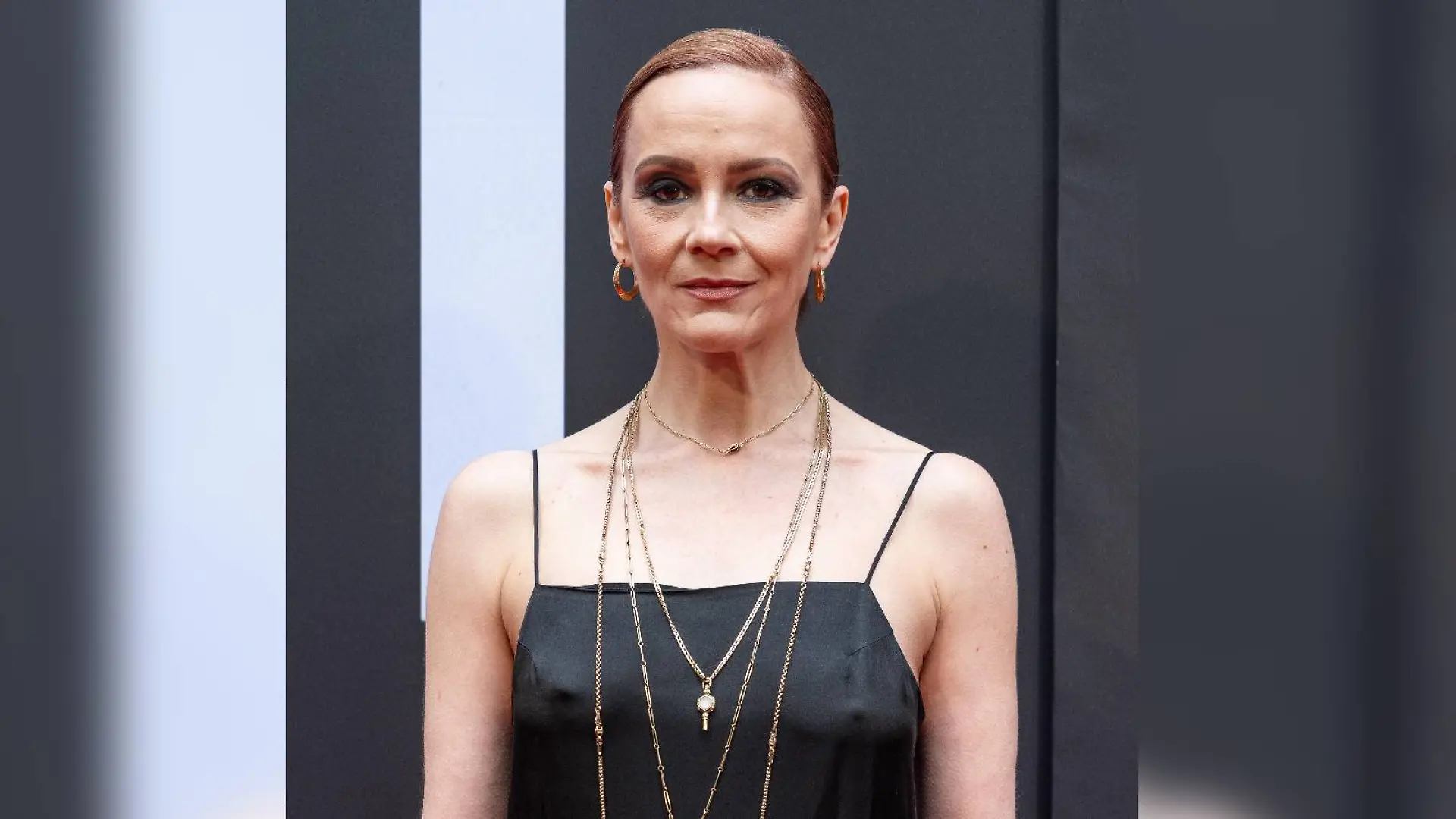 Rachael Stirling auf einem roten Teppich.