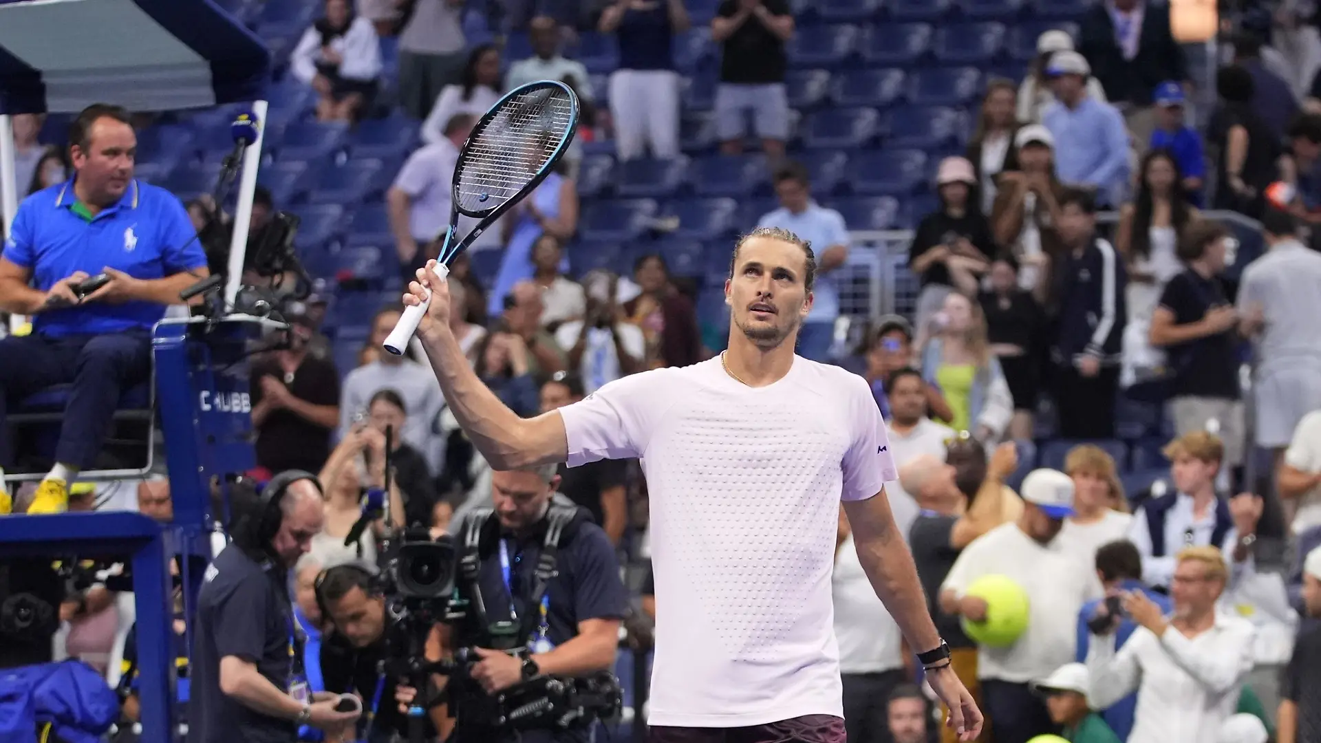 Alexander Zverev bedankt sich bei den Fans.