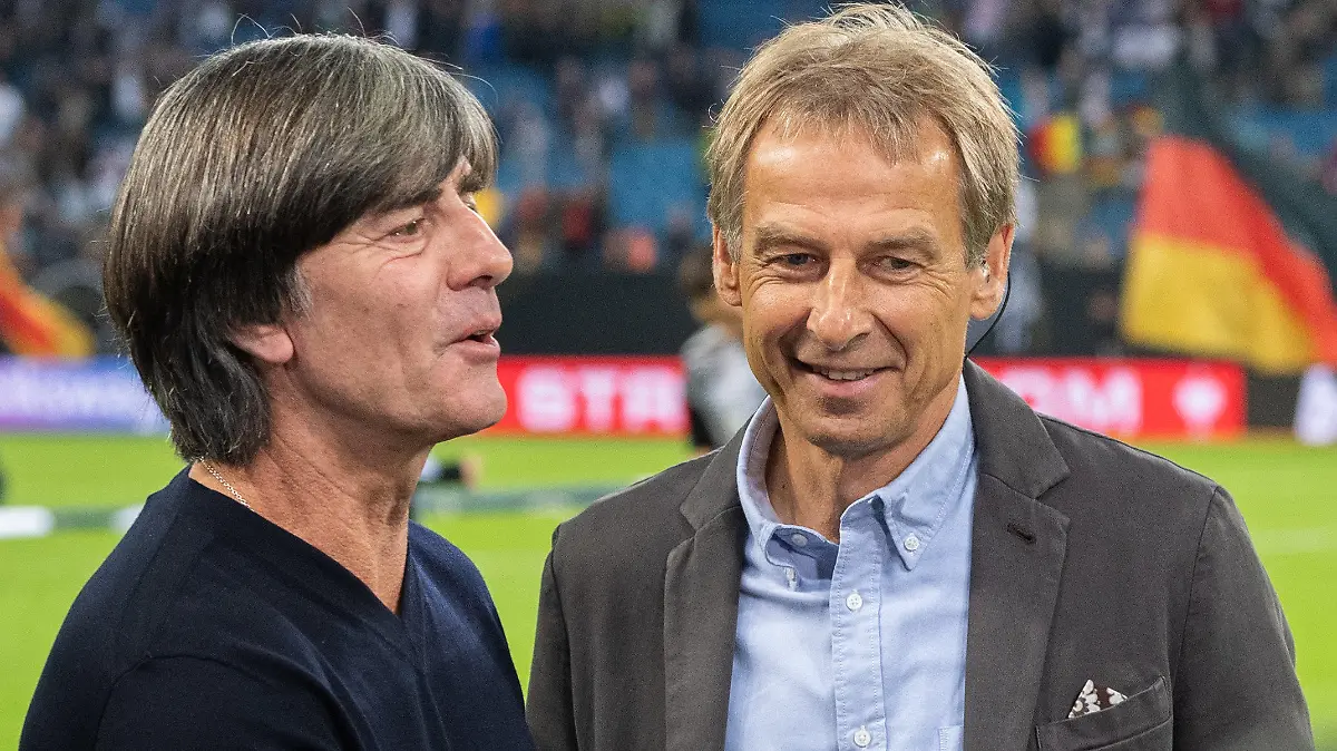 ARCHIV - 06.09.2019, Hamburg: Fußball, EM-Qualifikation, Deutschland - Niederlande, Gruppenphase, Gruppe C, 5. Spieltag, im Volksparkstadion. Bundestrainer Joachim Löw (l) steht mit Jürgen Klinsmann im Stadion.     (zu dpa "Klinsmann adelt Bundestrainer Löw: «Ein großartiger Mensch»") Foto: Robert Michael/dpa-Zentralbild/dpa +++ dpa-Bildfunk +++