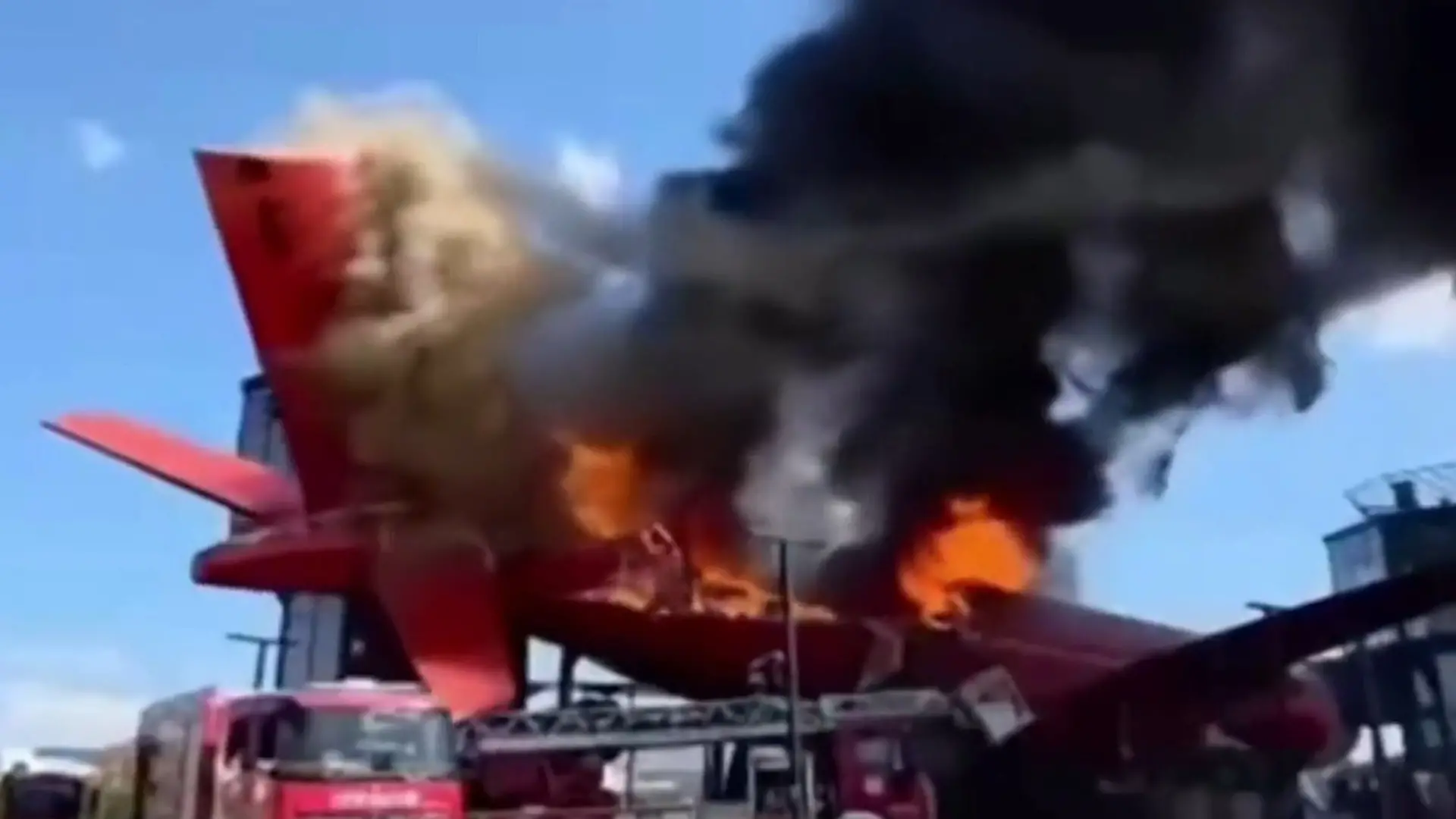 Bild von Airbus A340 geht in Flammen auf – und bricht plötzlich auseinander!