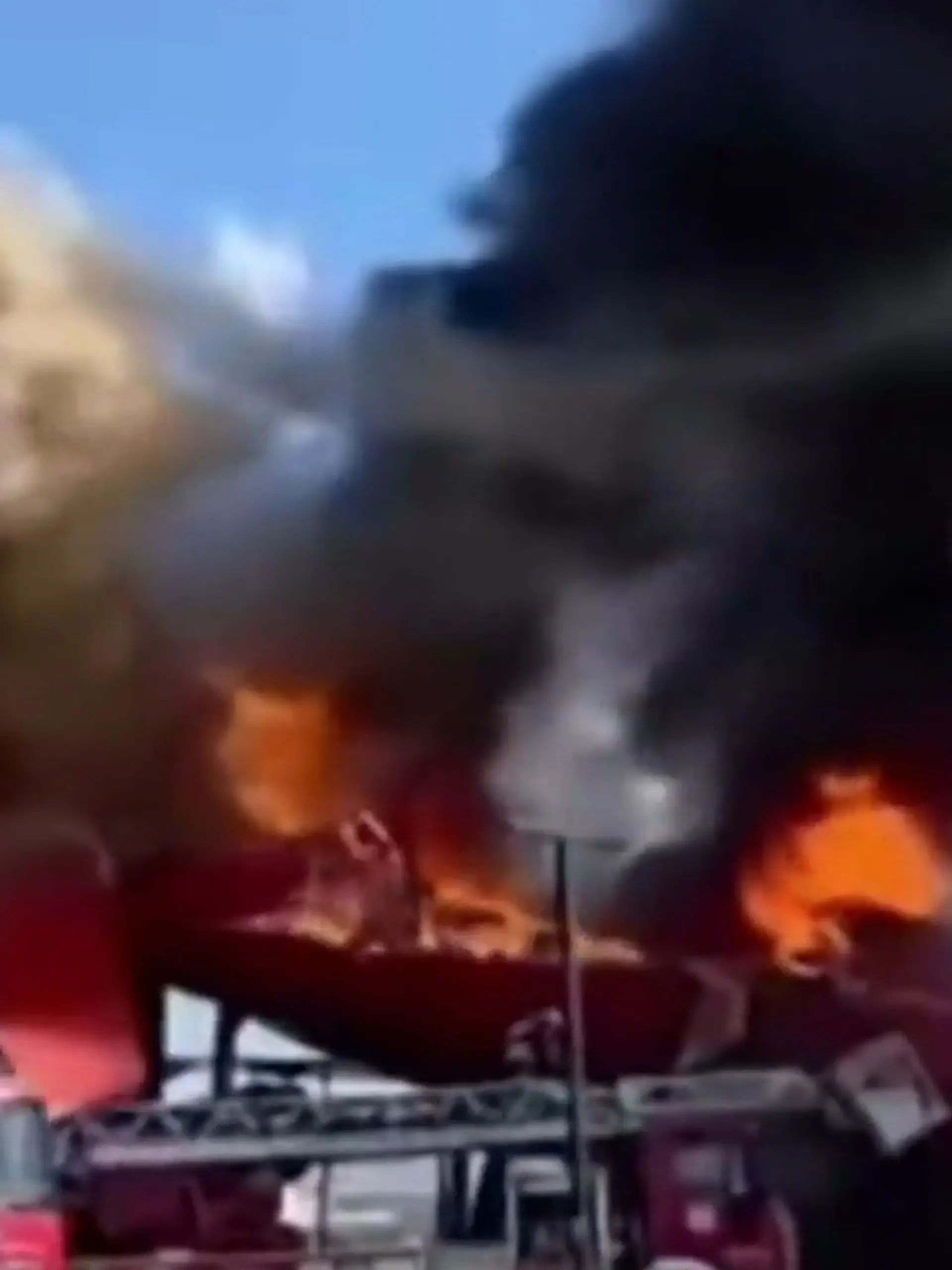 Bild zu: "Airbus A340 geht in Flammen auf – und bricht plötzlich auseinander!"