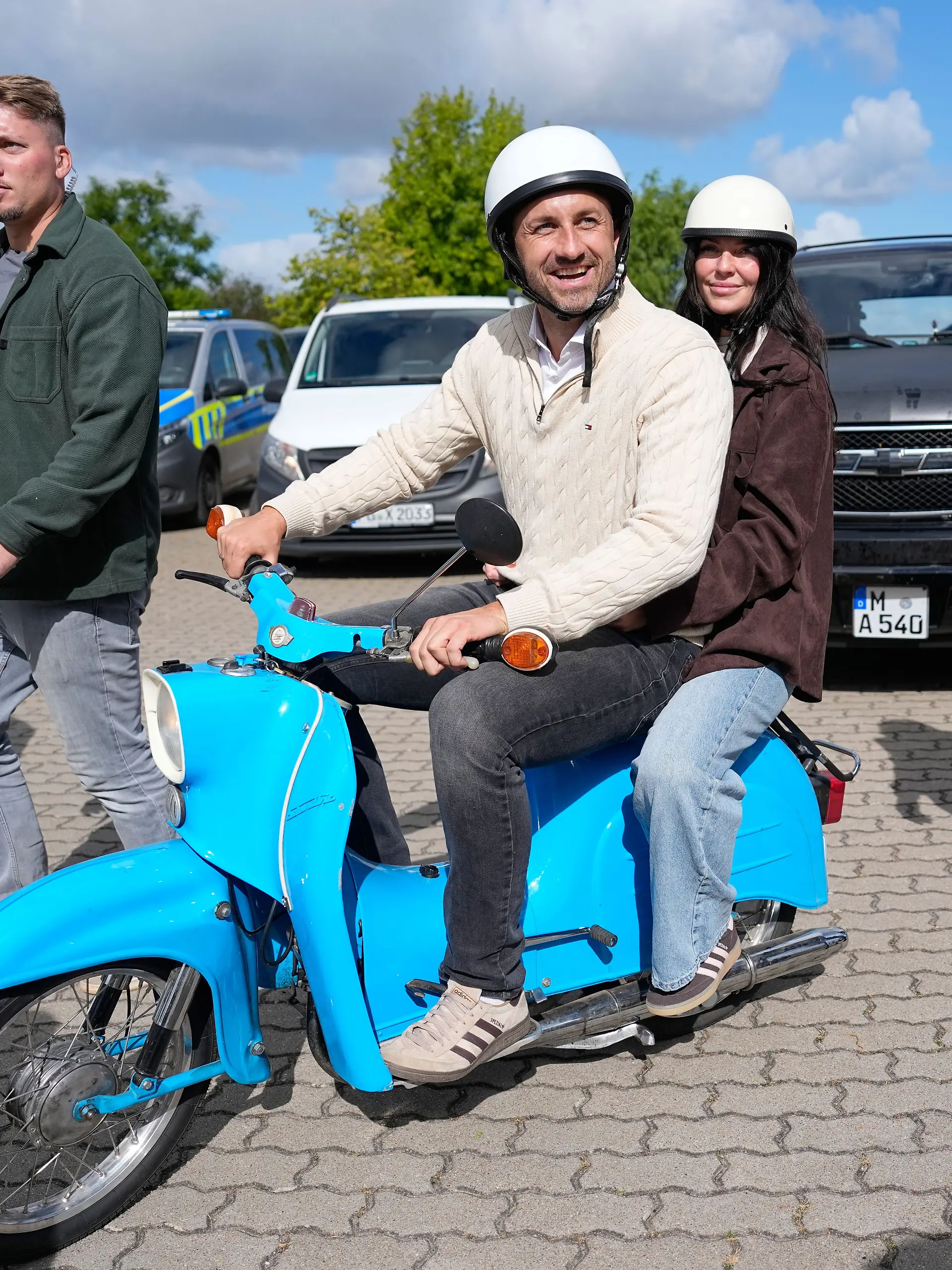 Ulrich Siegmund (AfD) mit Ehefrau Julia vor seinem Wahllokal
