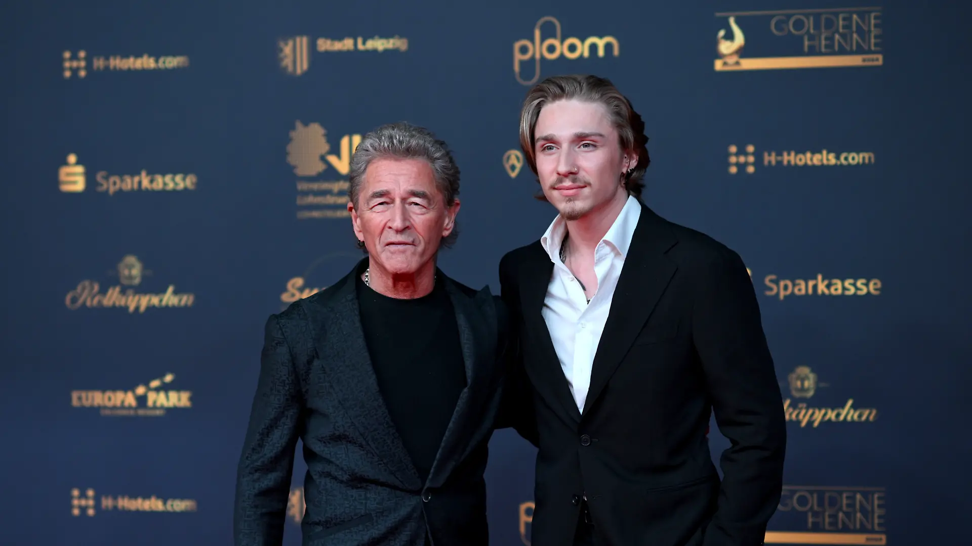 Sänger Peter Maffay (l) und Sohn Yaris kommen zur Verleihung des Medienpreises Goldene Henne. Mit einer Fernsehgala in Leipzig wird der Publikumspreis zum 30. Mal vergeben.