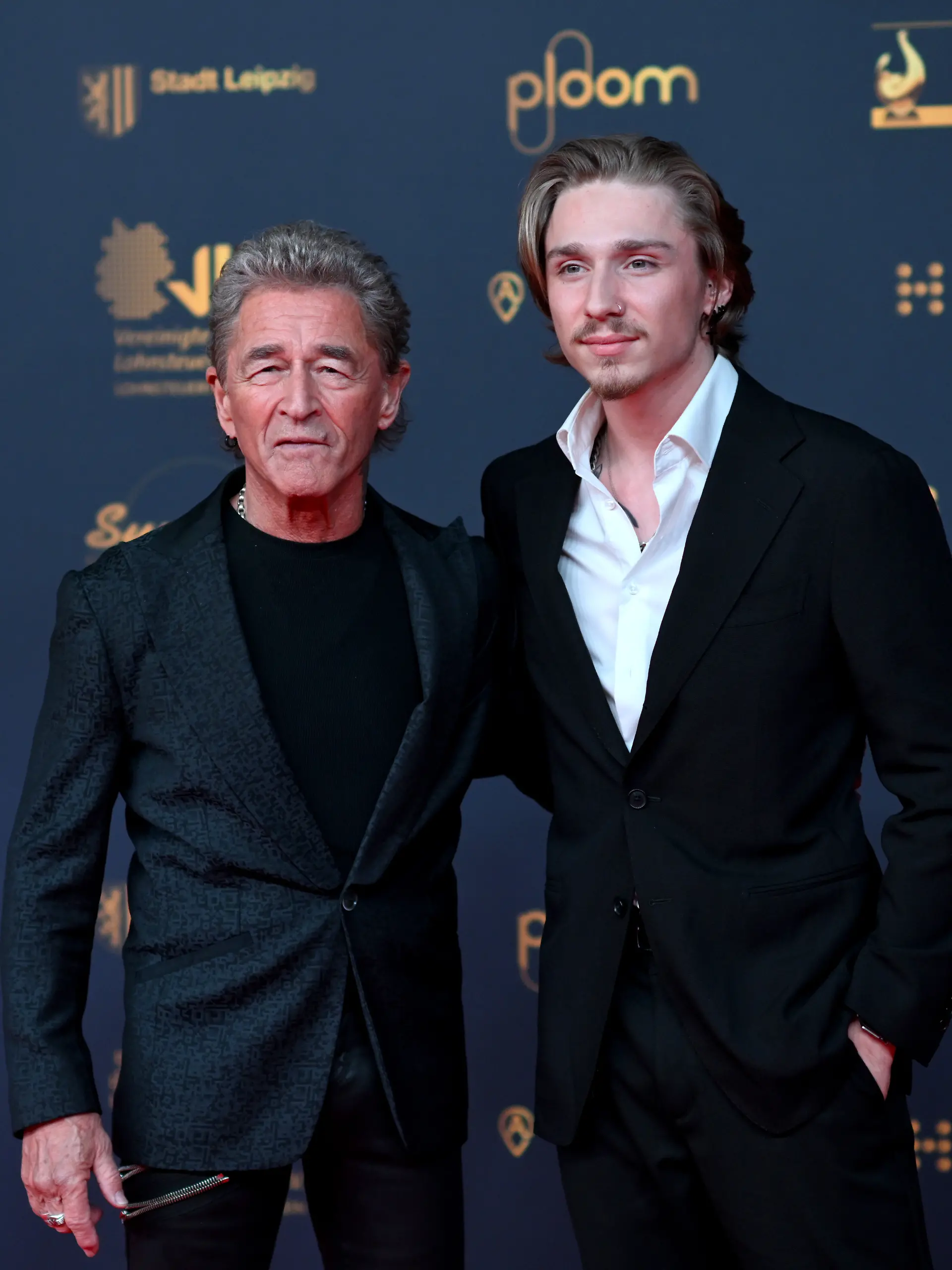 Sänger Peter Maffay (l) und Sohn Yaris kommen zur Verleihung des Medienpreises Goldene Henne. Mit einer Fernsehgala in Leipzig wird der Publikumspreis zum 30. Mal vergeben.