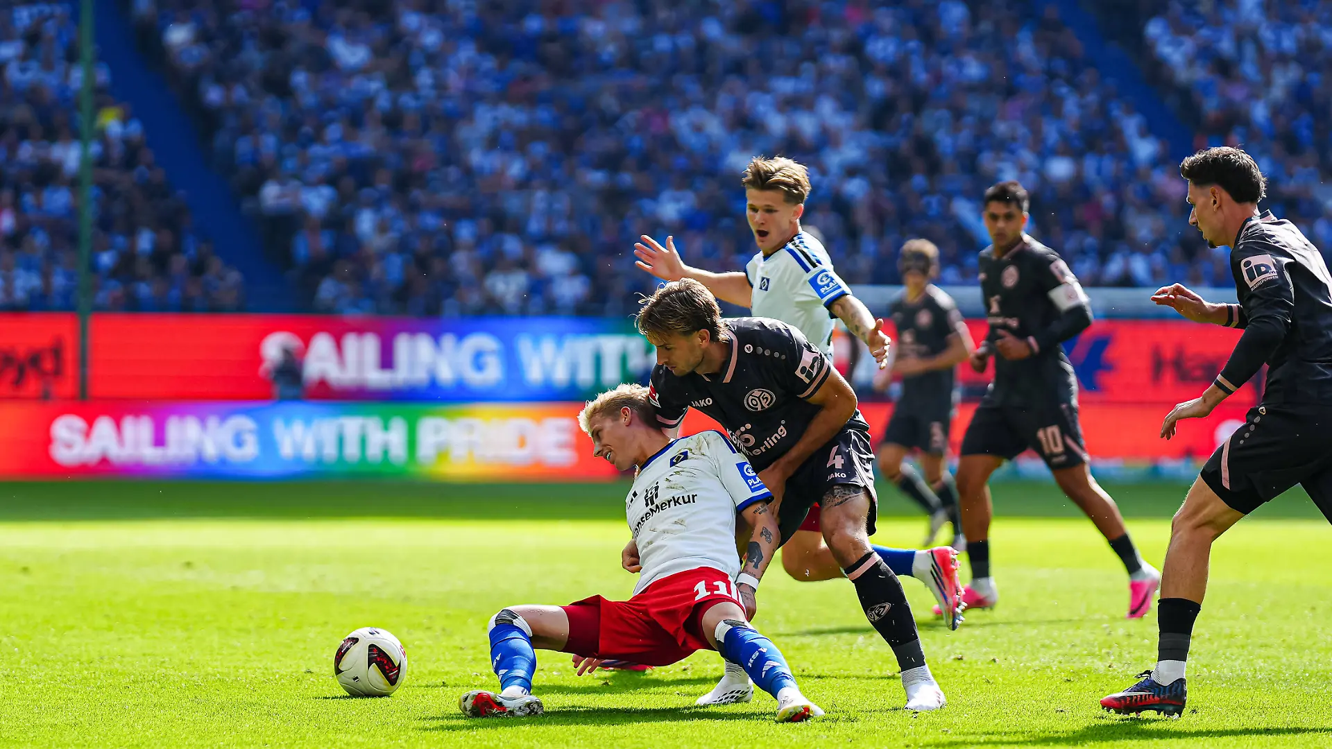 Albert Gronbaek Hamburger SV, 11, Stefan Posch 1. FSV Mainz 05, 04 GER, Hamburger SV vs. 1. FSV Mainz 05, Fußball, 1. Bundesliga, Spieltag 02, Saison 2026/2027, 06.09.2026 DFL REGULATIONS PROHIBIT ANY USE OF PHOTOGRAPHS AS IMAGE SEQUENCES AND/OR QUASI-VIDEO GER, Hamburger SV vs. 1. FSV Mainz 05, Fußball, 1. Bundesliga, Spieltag 02, Saison 2026/2027, 06.09.2026 Hamburg *** Albert Gronbaek, Hamburger SV, 11 Stefan Posch, 1 FSV Mainz 05, 04 GER Hamburger SV vs. 1 FSV Mainz 05, Soccer, Bundesliga 1, Matchday 02, 20262027 Season, September 6, 2026 DFL regulations prohibit any use of photographs as image sequences and/or quasi-video GER, Hamburger SV vs. 1. FSV Mainz 05, soccer, 1. Bundesliga, Matchday 02, 20262027 season, September 6, 2026, Hamburg Copyright: xEibner-Pressefoto/MarcelxvonxFehrnx EP_MFN