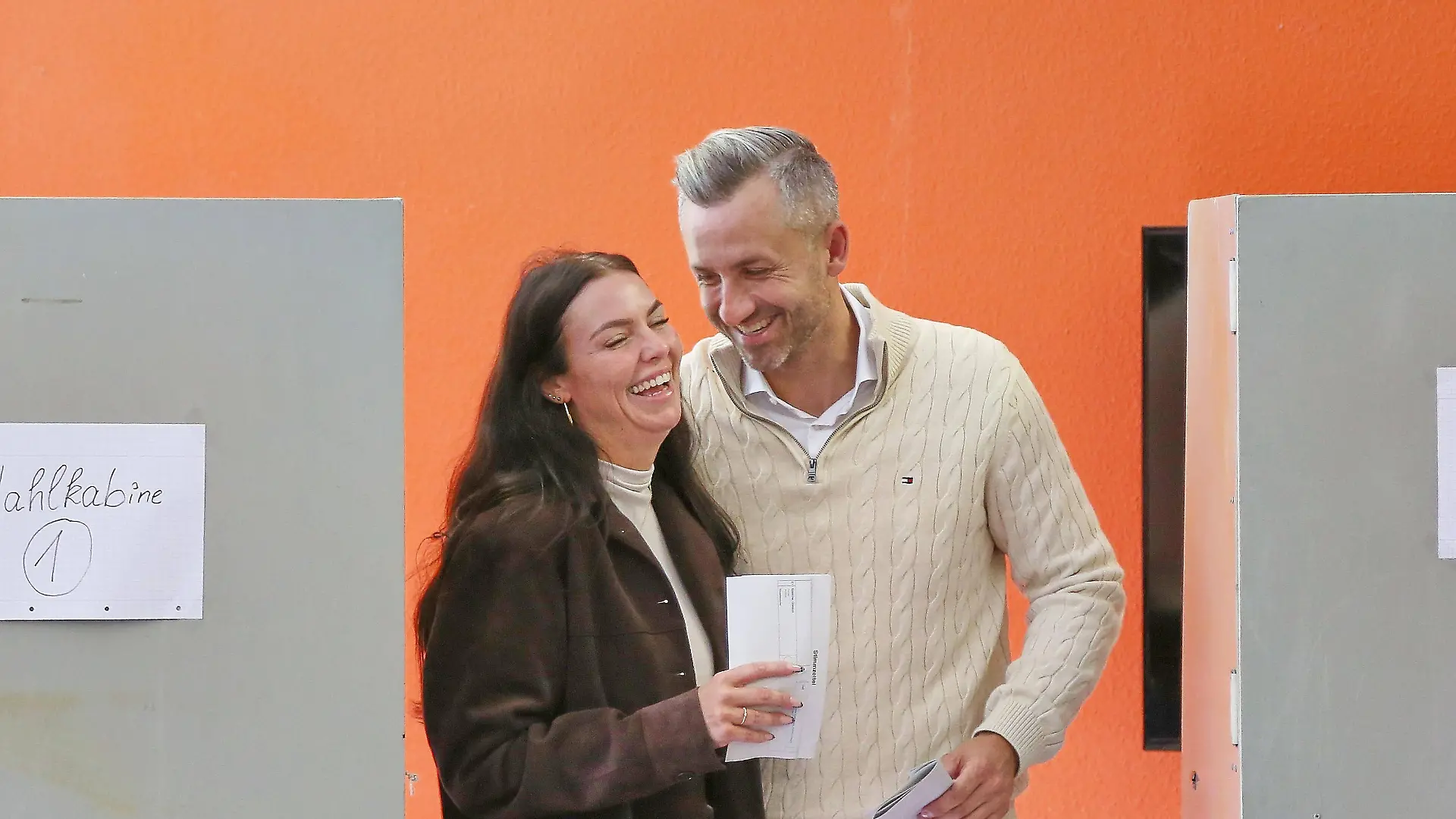 Julia Siegmund und AfD-Spitzenkandidat Ulrich Siegmund geben ihre Stimme ab.