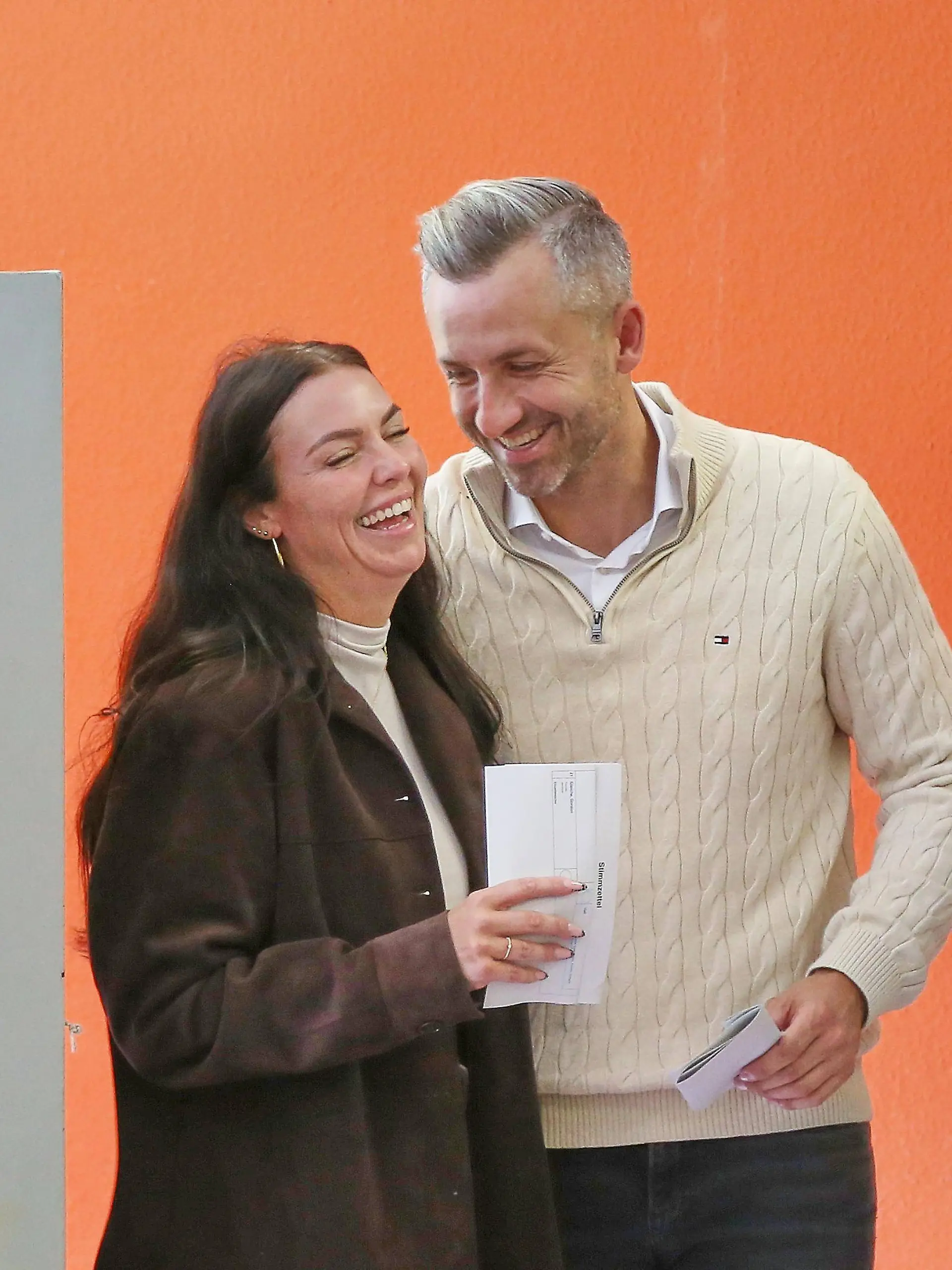 Julia Siegmund und AfD-Spitzenkandidat Ulrich Siegmund geben ihre Stimme ab.