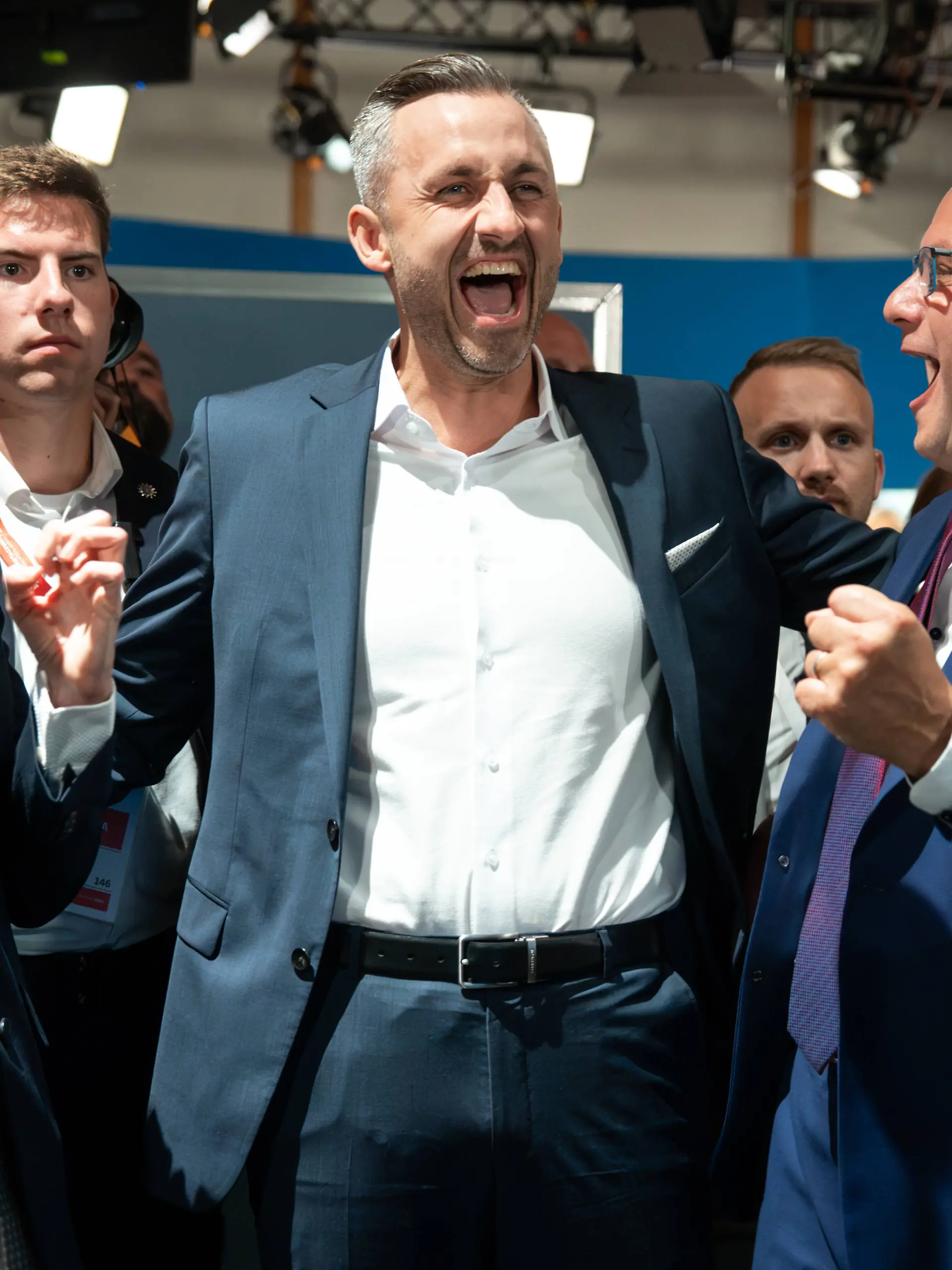 Alice Weidel, Vorsitzende der AfD gemeinsam mit Ulrich Siegmund und Tino Chrupalla vor dem Fernsehr um 18 Uhr. Sie schauen sich gemeinsam die Prognose an und jubeln auf Grund des Ergebnisses.