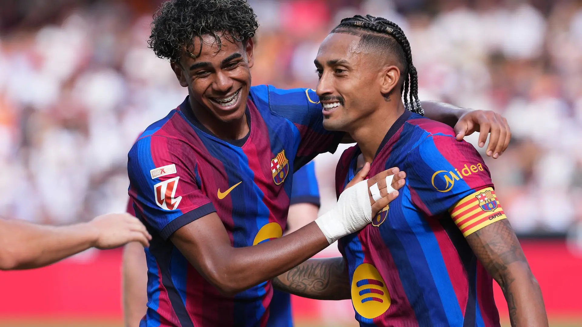 Barcelonas Lamine Yamal (l) und Raphinha feiern den nächsten Sieg.