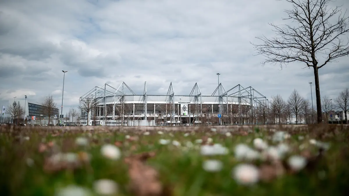 09.04.2021, Nordrhein-Westfalen, Mönchengladbach: Das Stadion «Borussia-Park». Pinkwart (FDP) stellte Modellprojekte vor, in deren Rahmen Sportstätten, Kultureinrichtungen oder Gastronomie-Terrassen wieder öffnen dürfen. (zu dpa: «Trotz Corona: 14 NRW-Modellkommunen dürfen bald etwas öffnen») Foto: Fabian Strauch/dpa +++ dpa-Bildfunk +++