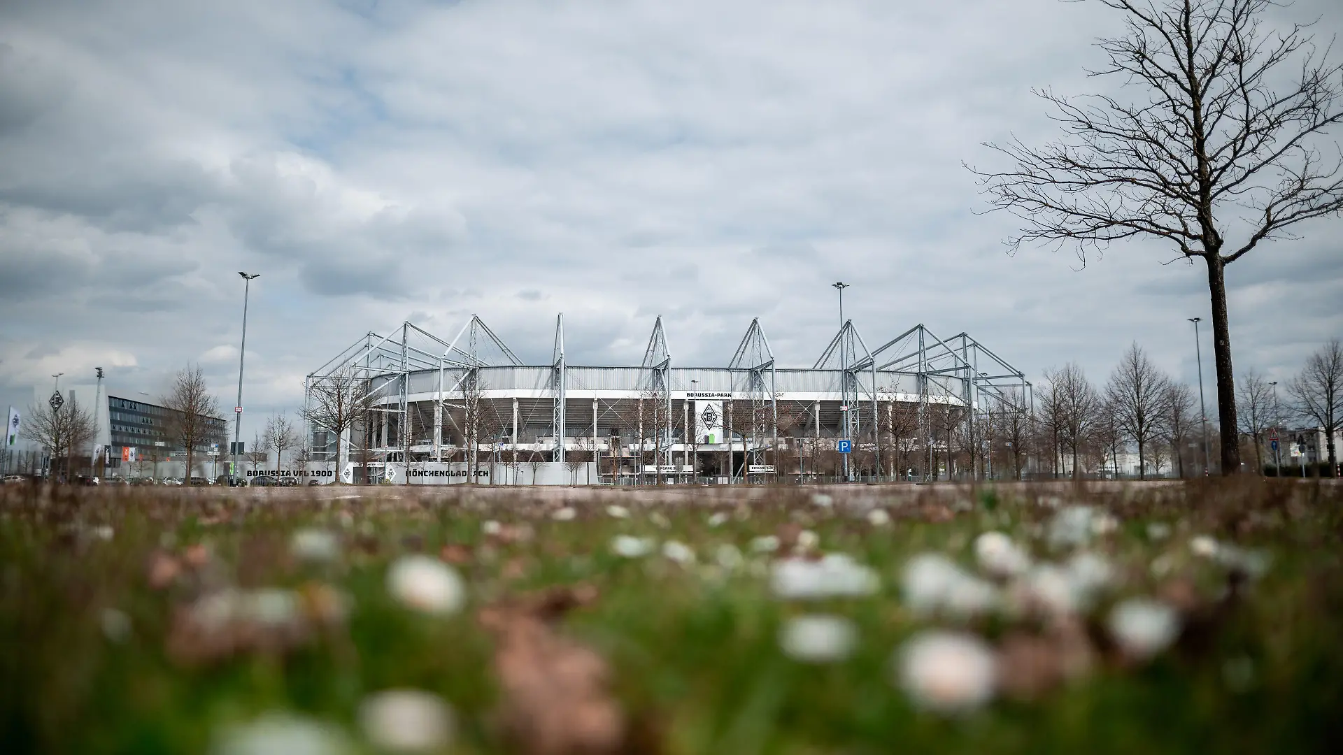 09.04.2021, Nordrhein-Westfalen, Mönchengladbach: Das Stadion «Borussia-Park». Pinkwart (FDP) stellte Modellprojekte vor, in deren Rahmen Sportstätten, Kultureinrichtungen oder Gastronomie-Terrassen wieder öffnen dürfen. (zu dpa: «Trotz Corona: 14 NRW-Modellkommunen dürfen bald etwas öffnen») Foto: Fabian Strauch/dpa +++ dpa-Bildfunk +++
