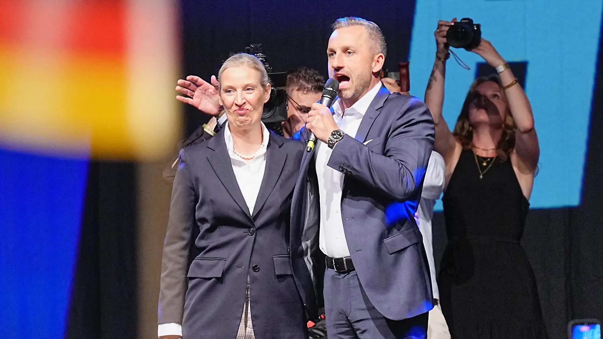 Ulrich Siegmund (M, AfD), Spitzenkandidat und Co-Vorsitzender der AfD-Landtagsfraktion Sachsen-Anhalt, und Alice Weidel (l, AfD), Bundesvorsitzende und Co-Vorsitzende der AfD-Bundestagsfraktion, stehen bei der Wahlparty der AfD im Alten Theater auf der Bühne. Am Sonntag (06.09.2026) wurde in Sachsen-Anhalt ein neuer Landtag gewählt. +++ dpa-Bildfunk +++