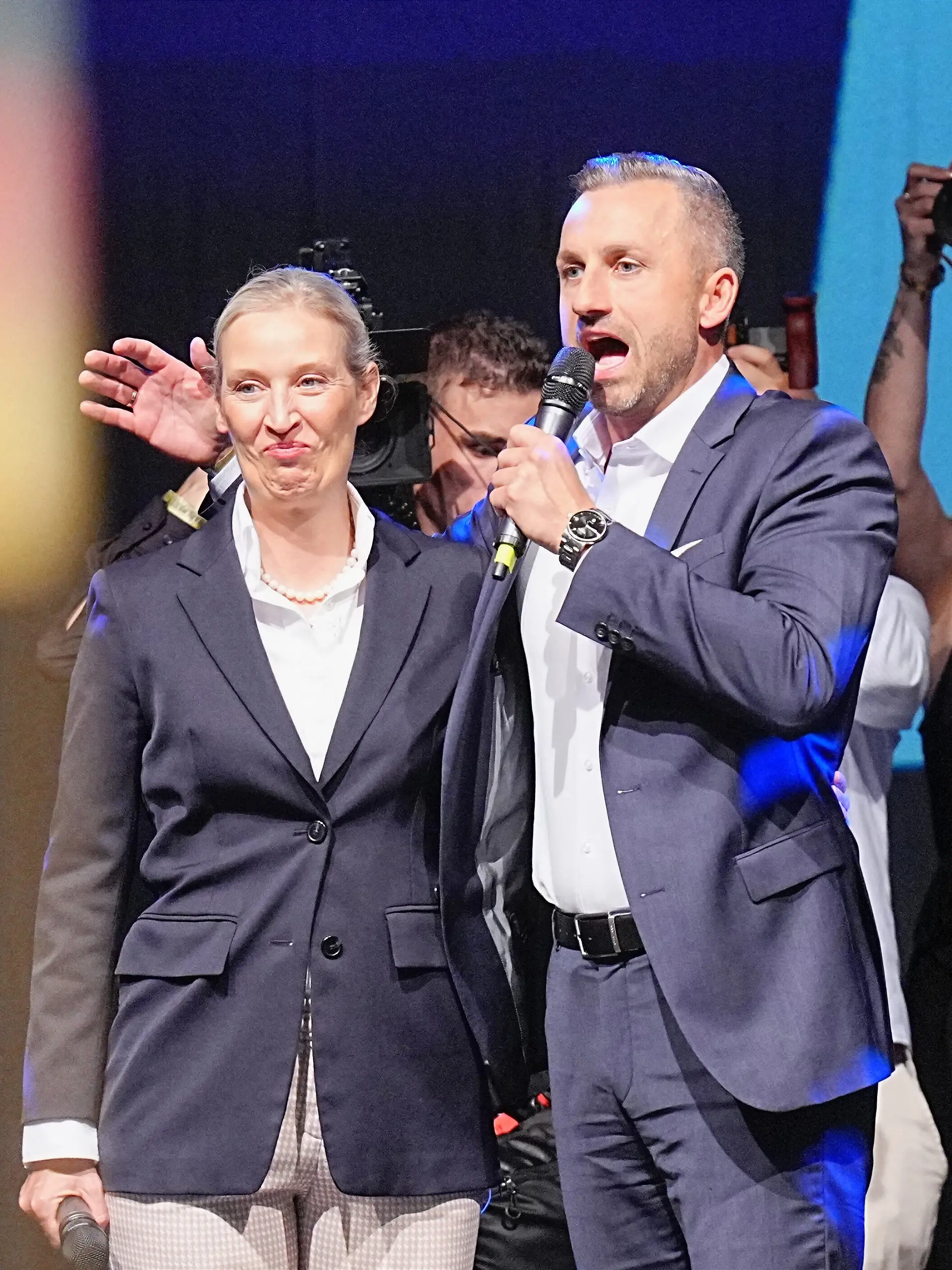Ulrich Siegmund (M, AfD), Spitzenkandidat und Co-Vorsitzender der AfD-Landtagsfraktion Sachsen-Anhalt, und Alice Weidel (l, AfD), Bundesvorsitzende und Co-Vorsitzende der AfD-Bundestagsfraktion, stehen bei der Wahlparty der AfD im Alten Theater auf der Bühne. Am Sonntag (06.09.2026) wurde in Sachsen-Anhalt ein neuer Landtag gewählt. +++ dpa-Bildfunk +++