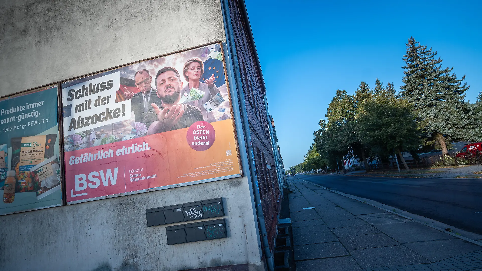 Wahlplakat der Partei BSW mit der Aufschrift Gefährlich ehrlich. Schluss mit der Abzocke! Der Osten bleibt anders. Mit Friedrich Merz, Ursula von der Leyen und Wolodymyr Selenskyj.