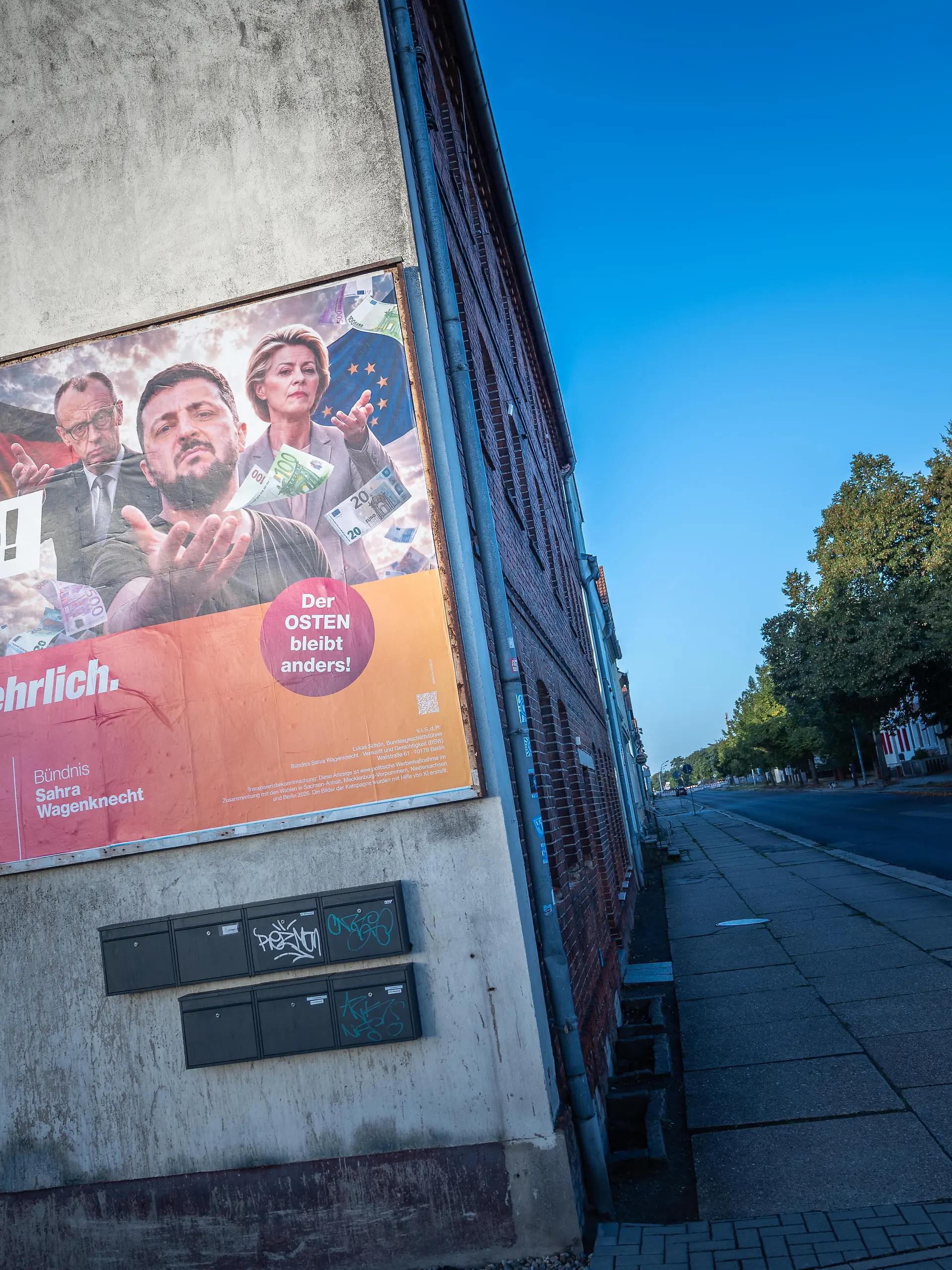 Wahlplakat der Partei BSW mit der Aufschrift Gefährlich ehrlich. Schluss mit der Abzocke! Der Osten bleibt anders. Mit Friedrich Merz, Ursula von der Leyen und Wolodymyr Selenskyj.