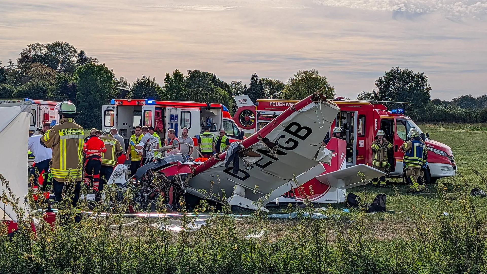 Zwei Tote nach Flugzeugabsturz bei Sommerfest von Luftsportverein mehrere Personen schwer verletzt, darunter ein Kind