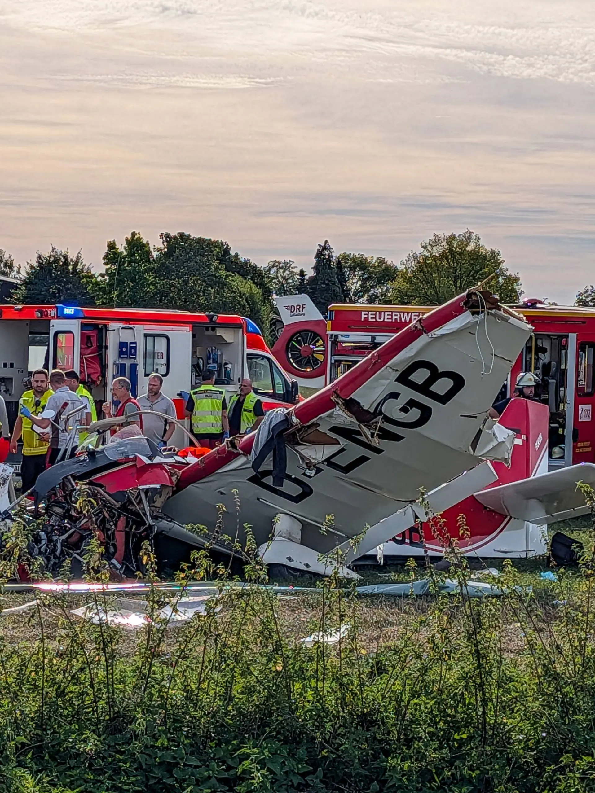 Zwei Tote nach Flugzeugabsturz bei Sommerfest von Luftsportverein mehrere Personen schwer verletzt, darunter ein Kind