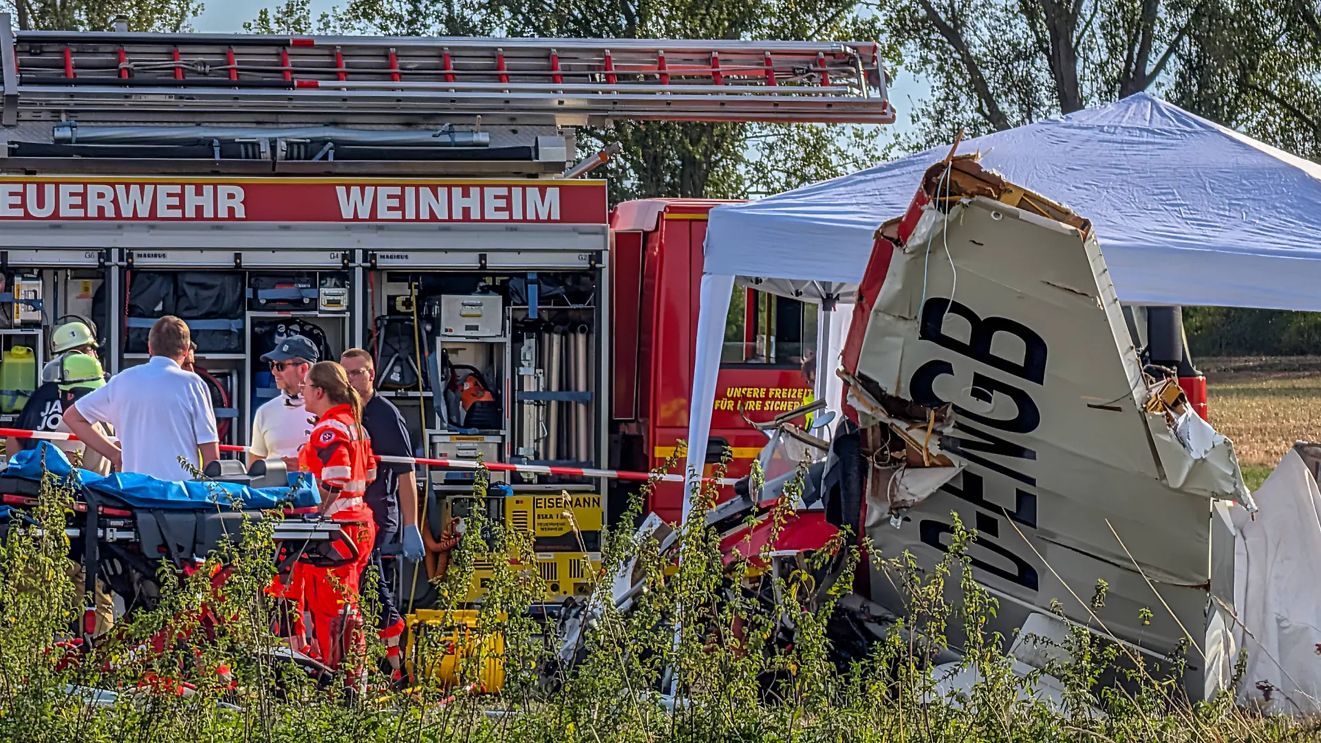 Zwei Tote nach Flugzeugabsturz bei Sommerfest von Luftsportverein. Mehrere Personen wurden schwer verletzt, darunter ein Kind