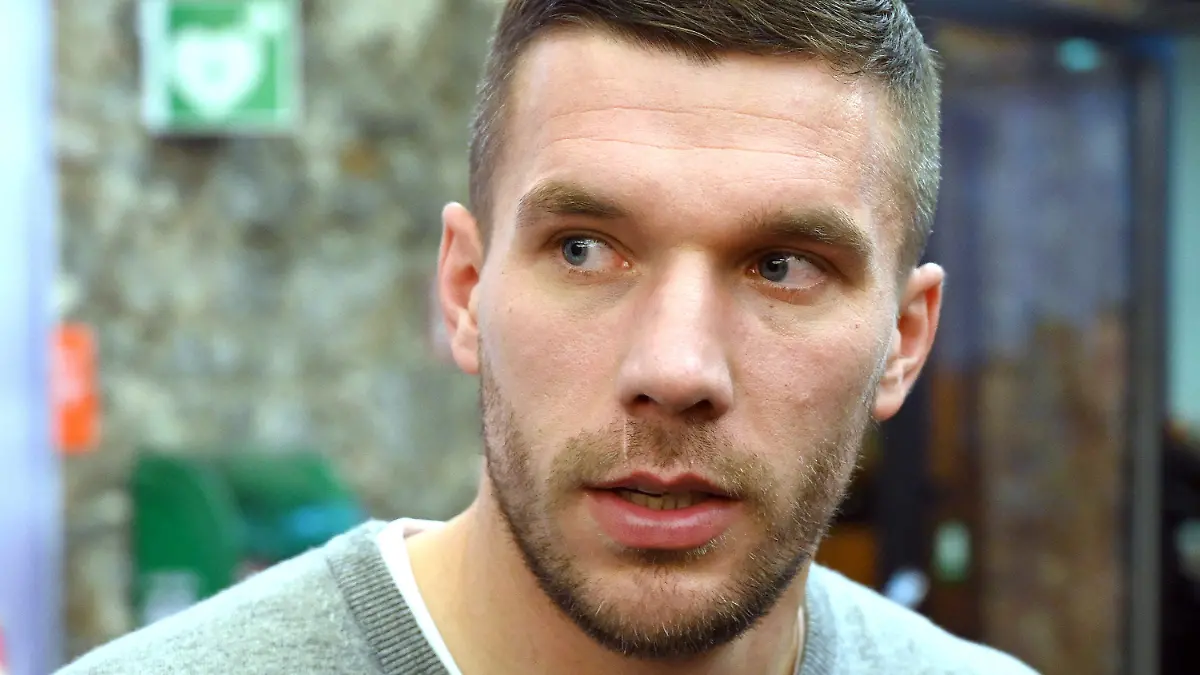 ARCHIV - 13.01.2019, Nordrhein-Westfalen, Gummersbach: Der Fußballspieler Lukas Podolski kommt zum Prominentenspiel im Rahmen des Hallenfußballturniers "Schauinsland Reisen Cup". Der frühere Fußball-Weltmeister Lukas Podolski hat sich auf Twitter über seinen unwürdigen Abschied durch die Club-Bosse von Antalyaspor beschwert. (zu dpa "Podolski enttäuscht über Abschied von Antalyaspor: «Sehr schade»") Foto: Henning Kaiser/dpa +++ dpa-Bildfunk +++