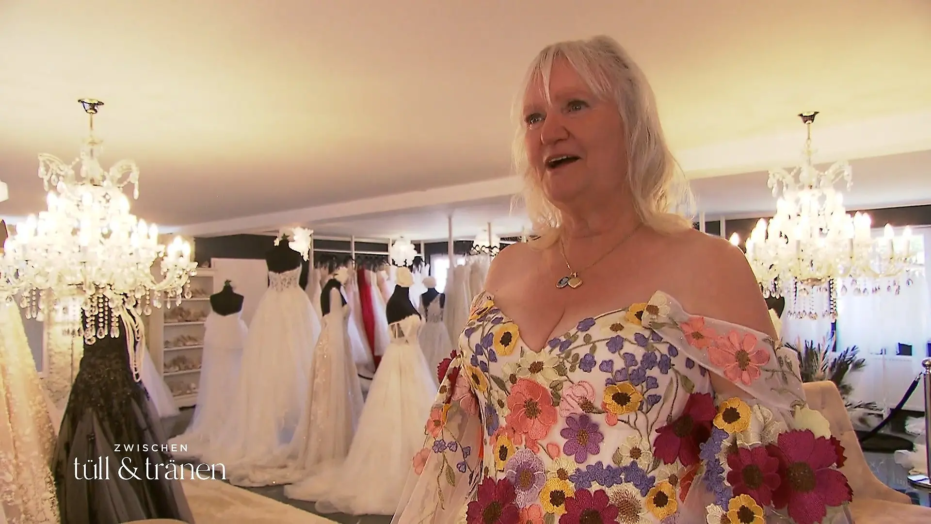 Blumen-Prinzessin rührt Helga zu Tränen Ausgefallener Braut-Look