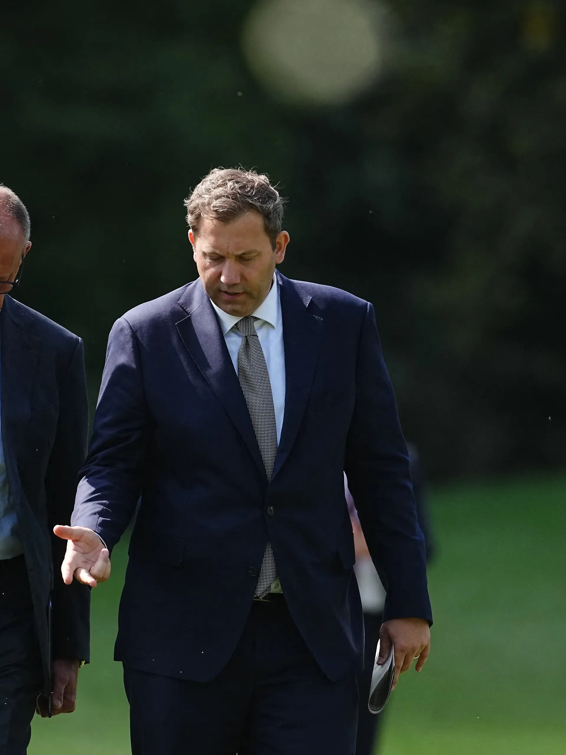 Lars Klingbeil (r)(SPD), Bundesminister der Finanzen, Vizekanzler und SPD-Bundesvorsitzender und Bundeskanzler Friedrich Merz (l)(CDU) haben der Klausurtagung des Bundeskabinetts vor dem Schloss Neuhardenberg eine Pressekonferenz gegeben. (zu dpa: «Wie gefährlich wird die Wahl für die Bundesregierung?») +++ dpa-Bildfunk +++