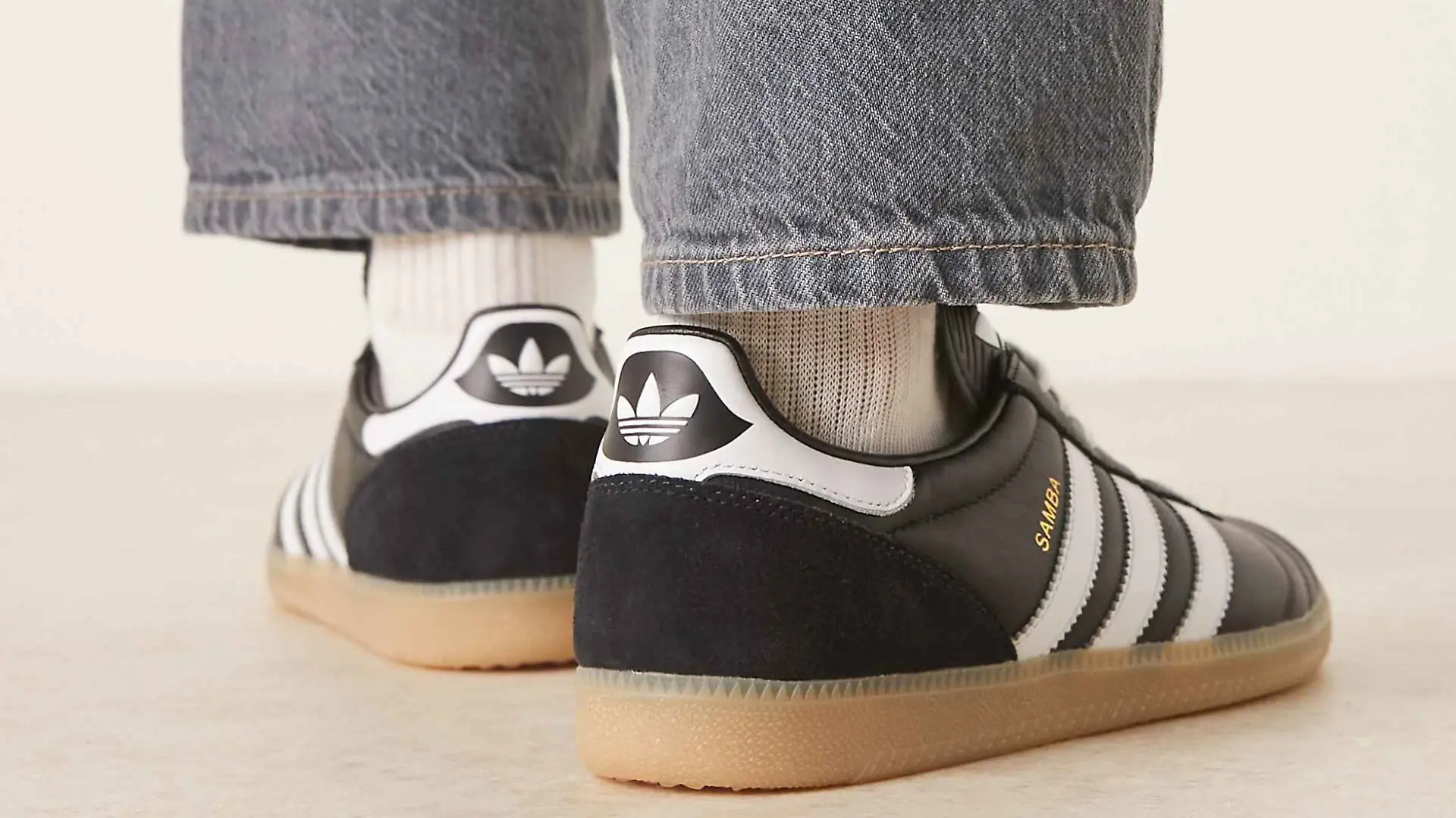 Nahaufnahme von den Adidas Samba JP Sneakern an Füßen eines Models.