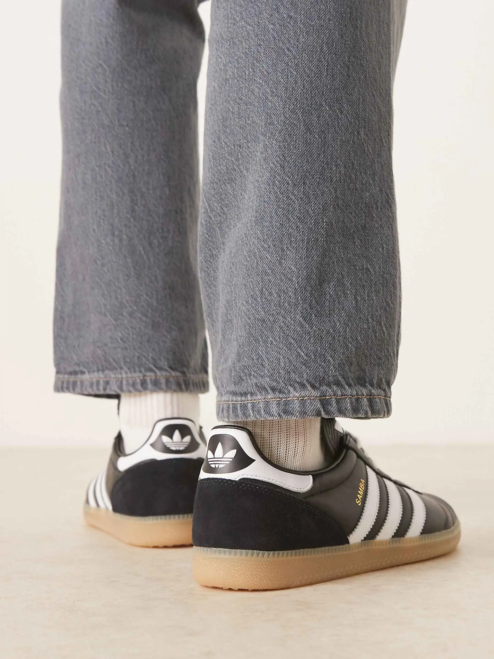 Nahaufnahme von den Adidas Samba JP Sneakern an Füßen eines Models.