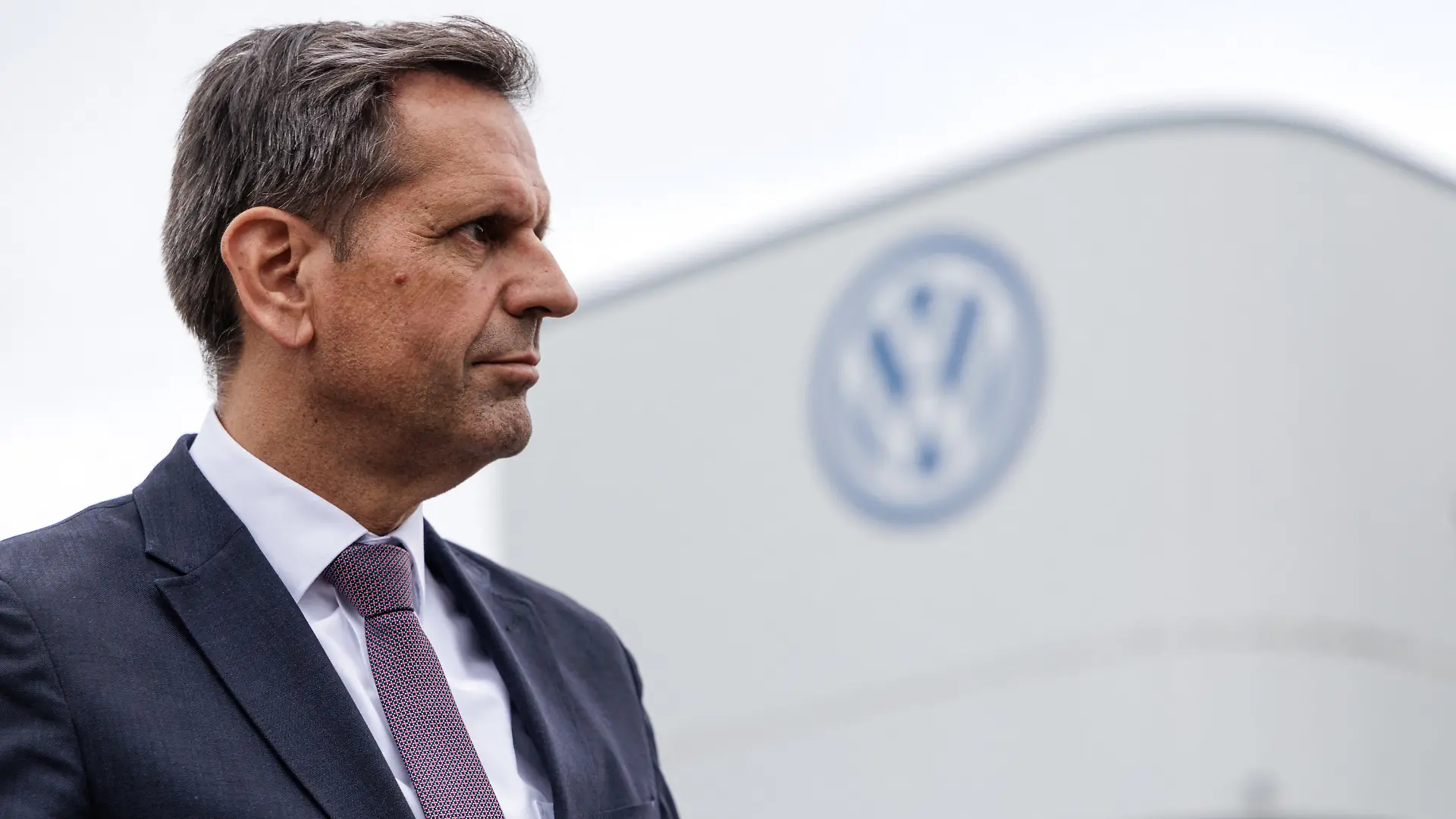 26.08.2026, Niedersachsen, Osnabrück: Olaf Lies (SPD), Ministerpräsident von Niedersachsen, gibt nach seinem Besuch des VW-Werks in Osnabrück ein Statement ab. Foto: David Ebener/dpa +++ dpa-Bildfunk +++
