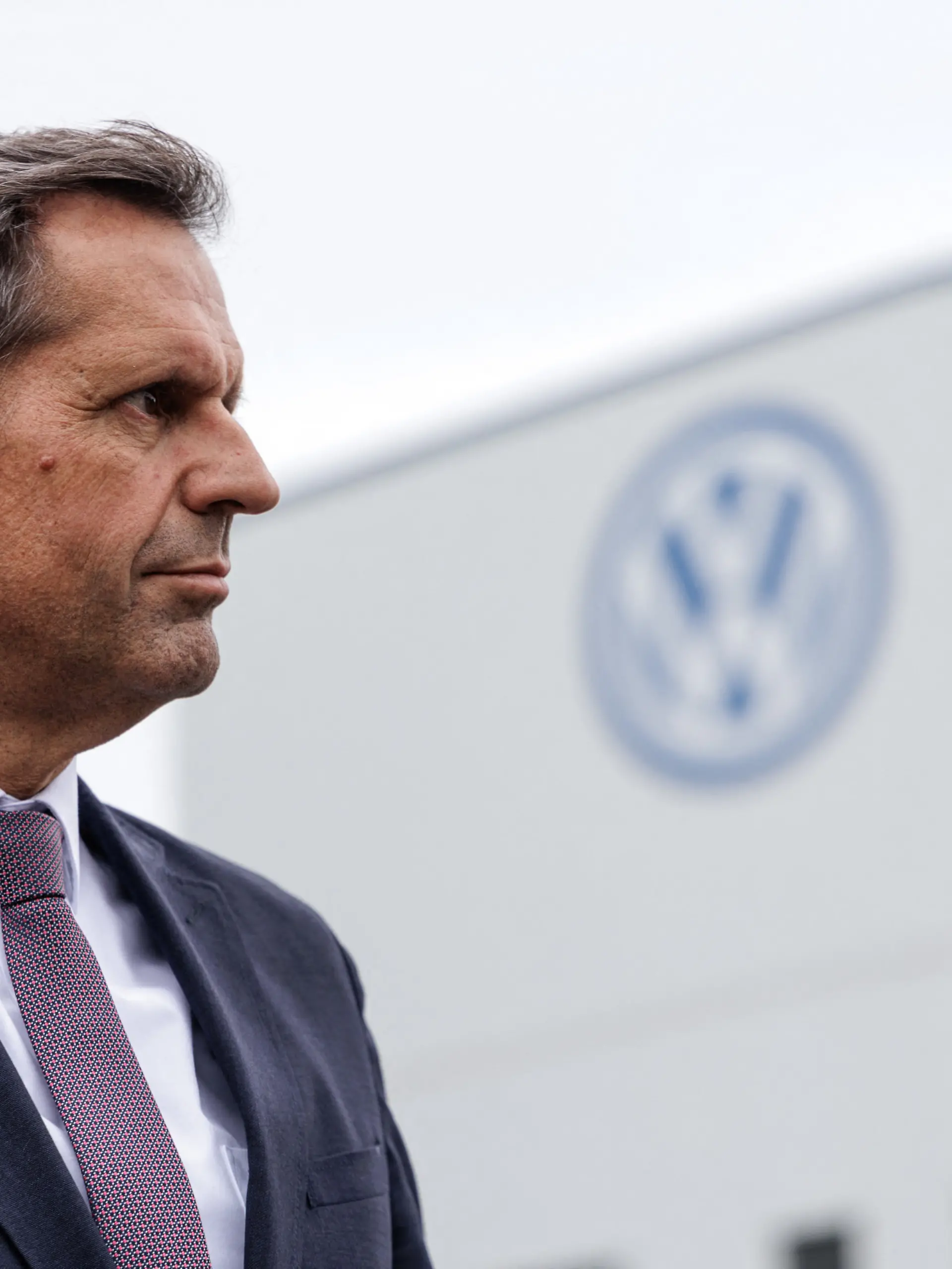 26.08.2026, Niedersachsen, Osnabrück: Olaf Lies (SPD), Ministerpräsident von Niedersachsen, gibt nach seinem Besuch des VW-Werks in Osnabrück ein Statement ab. Foto: David Ebener/dpa +++ dpa-Bildfunk +++
