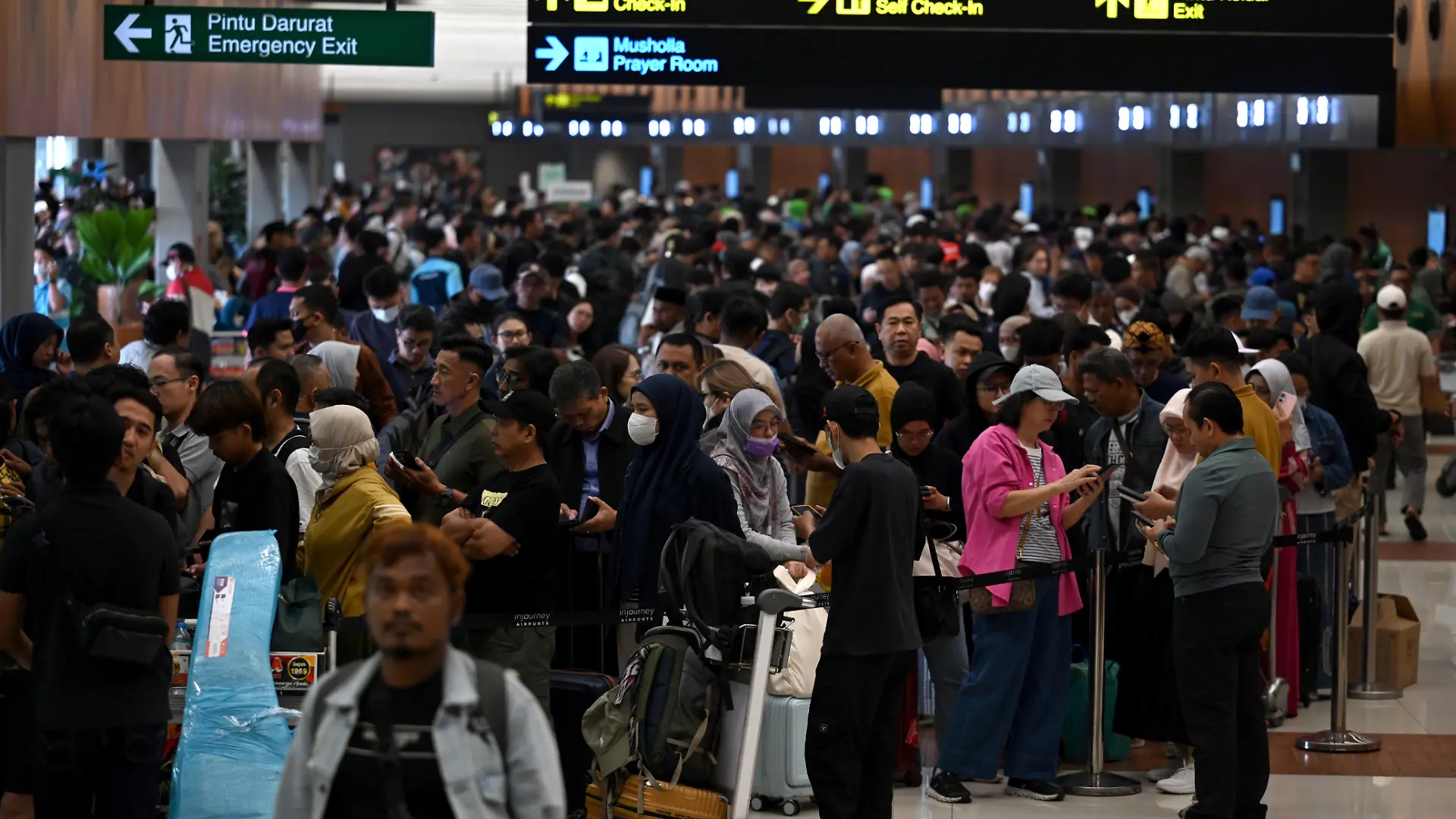 (260906) -- JAKARTA, Sept. 6, 2026 (Xinhua) -- Travelers wait in line at Soekarno-Hatta International Airport in Tangerang, Banten province, Indonesia, Sept. 6, 2026. Indonesia's Soekarno-Hatta International Airport near Jakarta was temporarily closed early Sunday after volcanic ash from an eruption of Mount Anak Krakatau was detected in the airport area, disrupting dozens of flights, the Ministry of Transportation said. In addition to Soekarno-Hatta International Airport, authorities temporarily closed Halim Perdanakusuma Airport in Jakarta, Budiarto Airport in Curug, Tangerang and Radin Inten II Airport in Lampung. (Xinhua/Agung Kuncahya B.)
