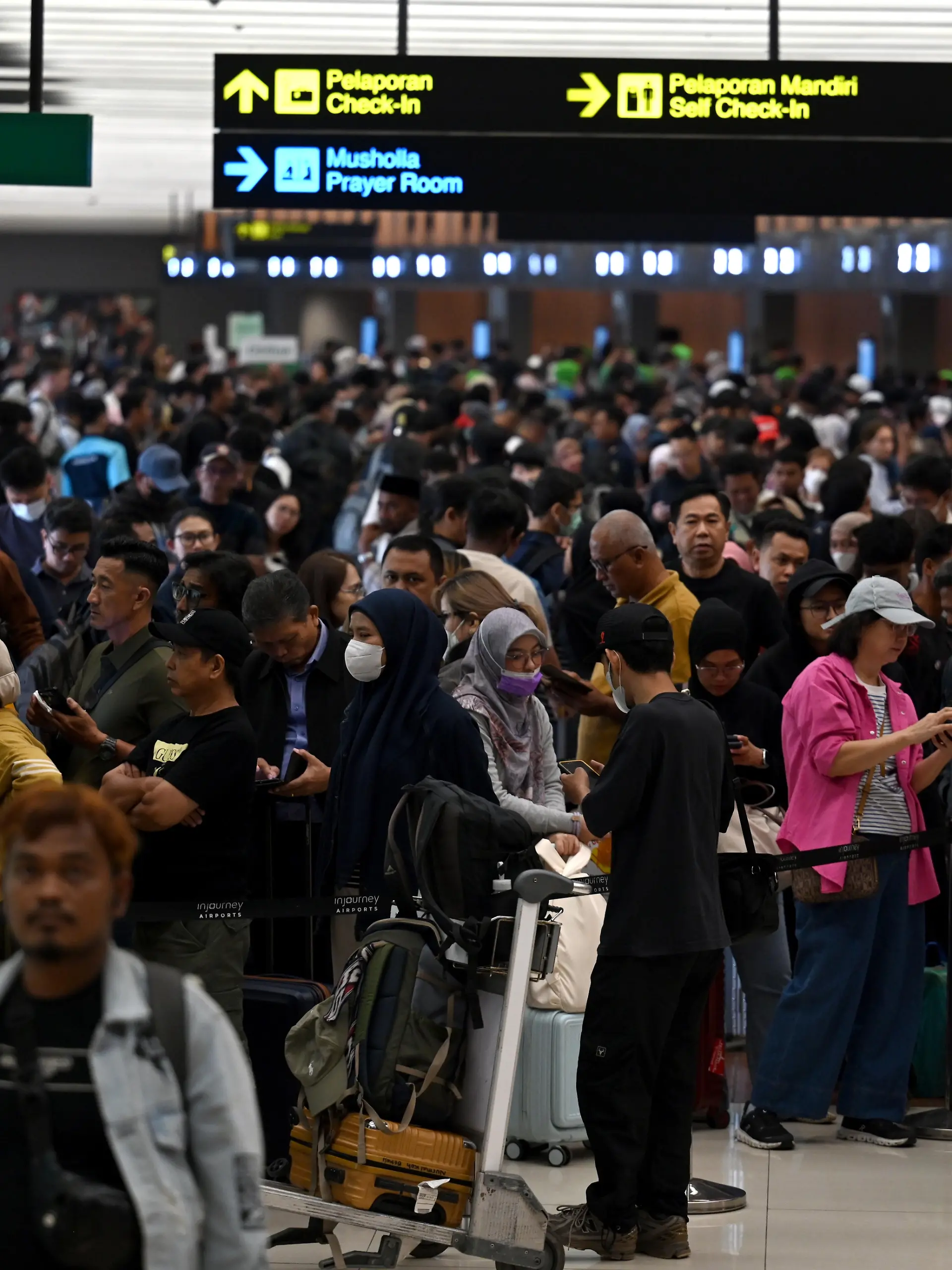(260906) -- JAKARTA, Sept. 6, 2026 (Xinhua) -- Travelers wait in line at Soekarno-Hatta International Airport in Tangerang, Banten province, Indonesia, Sept. 6, 2026. Indonesia's Soekarno-Hatta International Airport near Jakarta was temporarily closed early Sunday after volcanic ash from an eruption of Mount Anak Krakatau was detected in the airport area, disrupting dozens of flights, the Ministry of Transportation said. In addition to Soekarno-Hatta International Airport, authorities temporarily closed Halim Perdanakusuma Airport in Jakarta, Budiarto Airport in Curug, Tangerang and Radin Inten II Airport in Lampung. (Xinhua/Agung Kuncahya B.)
