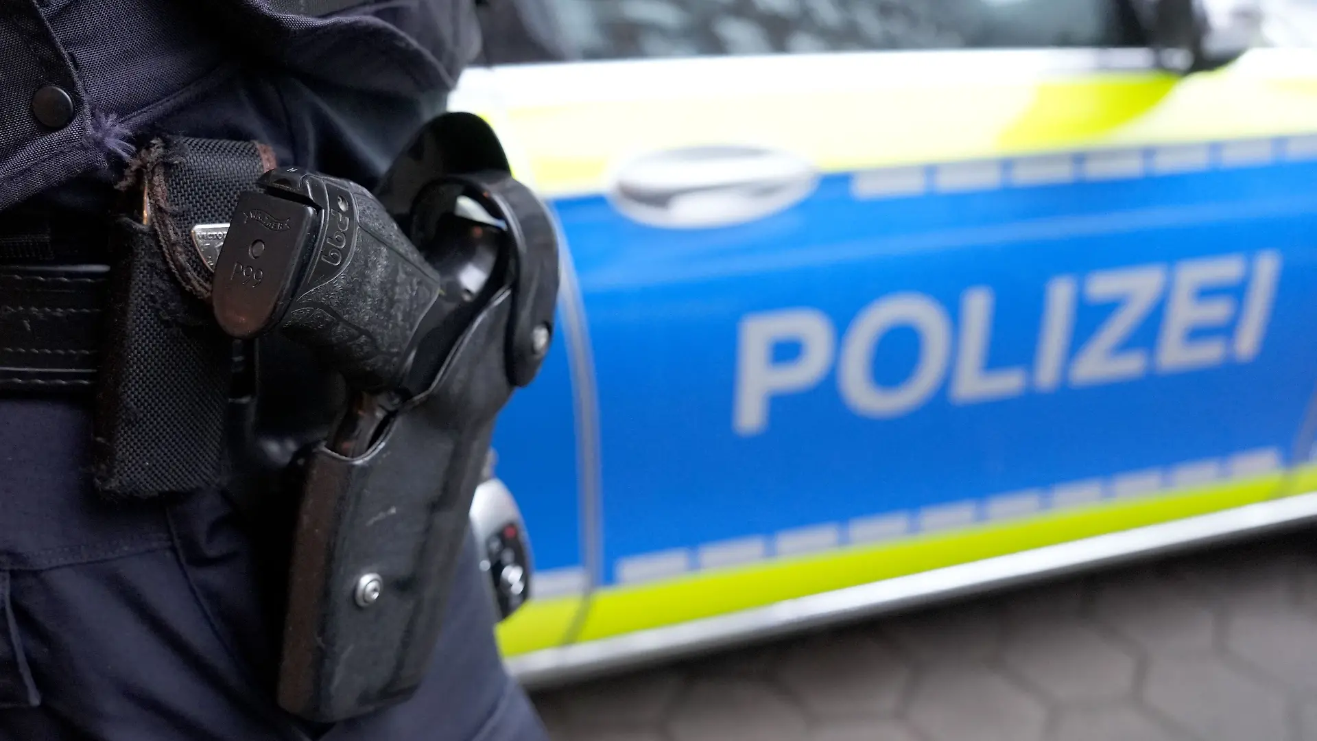 Bei dem schweren Angriff wird eine Frau schwer verletzt, auch ein weiterer Mann erleidet Verletzungen. (Symbolbild)