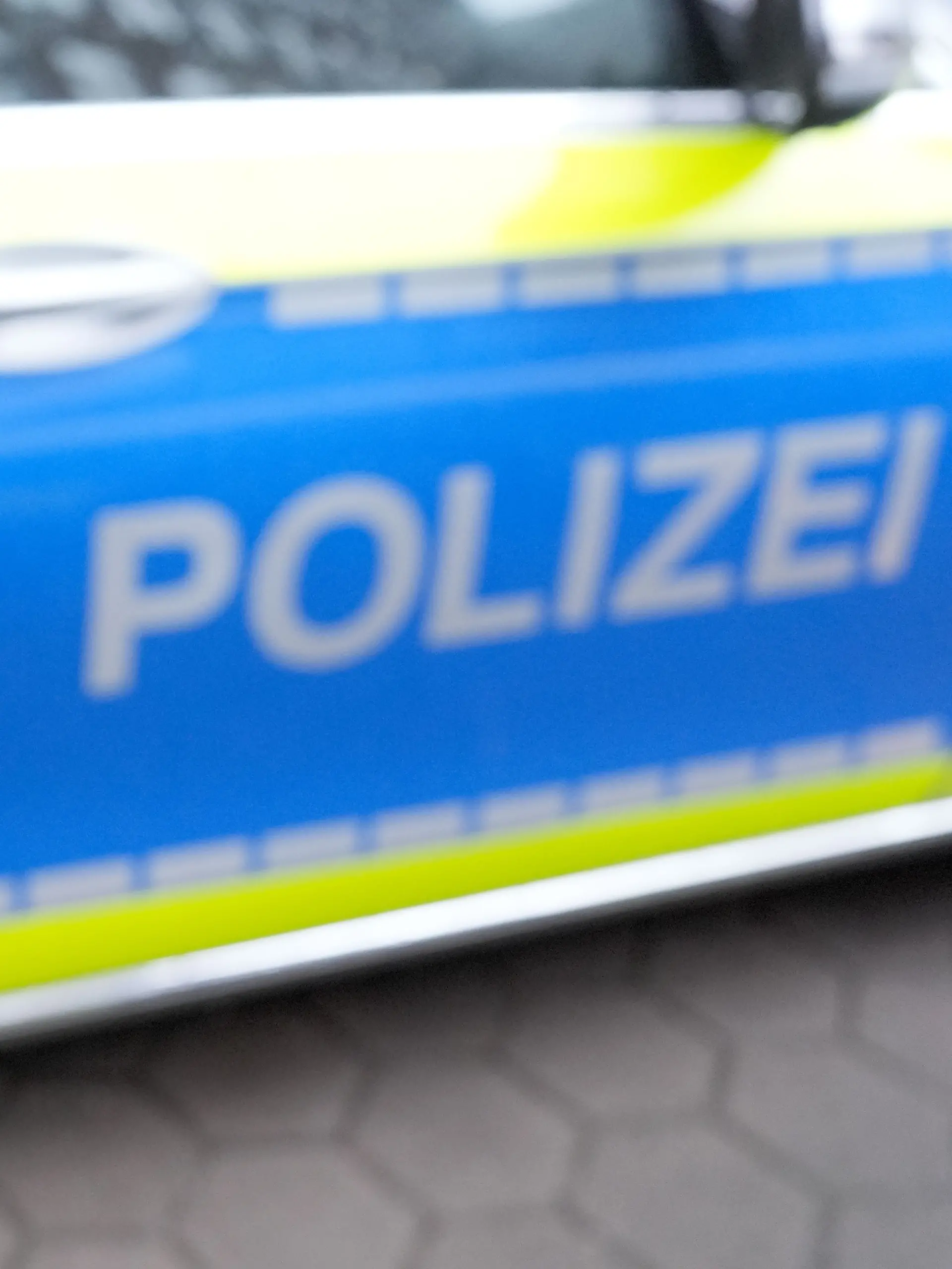 Bei dem schweren Angriff wird eine Frau schwer verletzt, auch ein weiterer Mann erleidet Verletzungen. (Symbolbild)