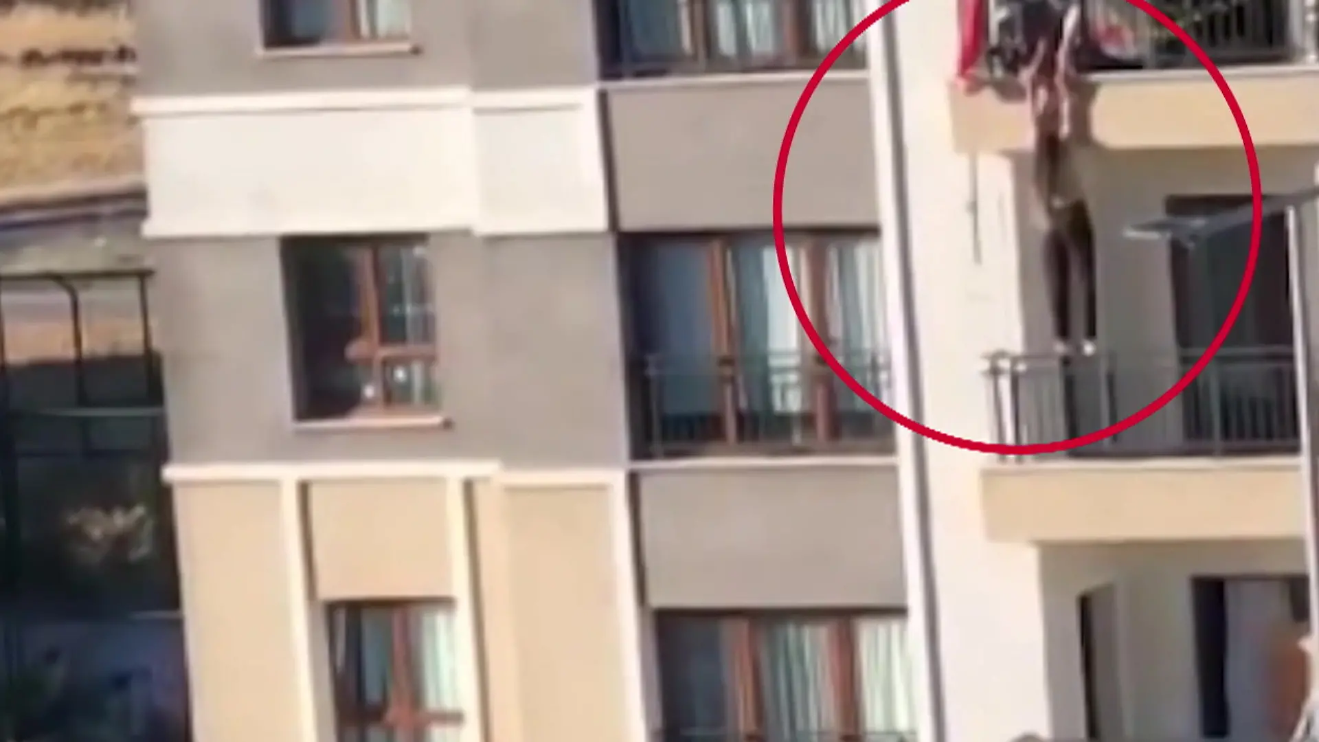 Mädchen baumelt im dritten Stock vom Balkon! Männer wagen riskante Rettungsaktion Mit letzter Kraft