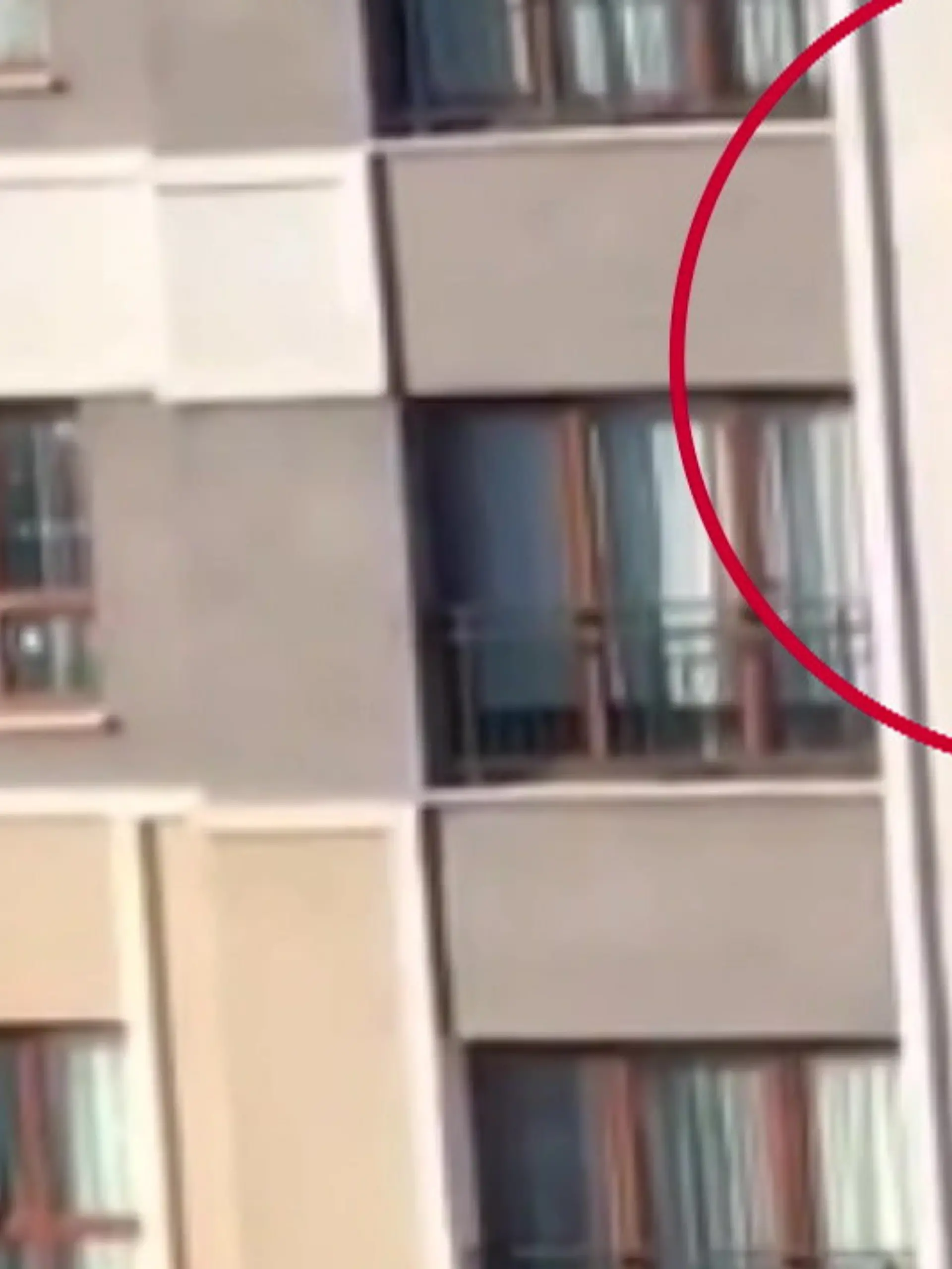 Bild zu: "Mädchen baumelt im dritten Stock vom Balkon! Männer wagen riskante Rettungsaktion"