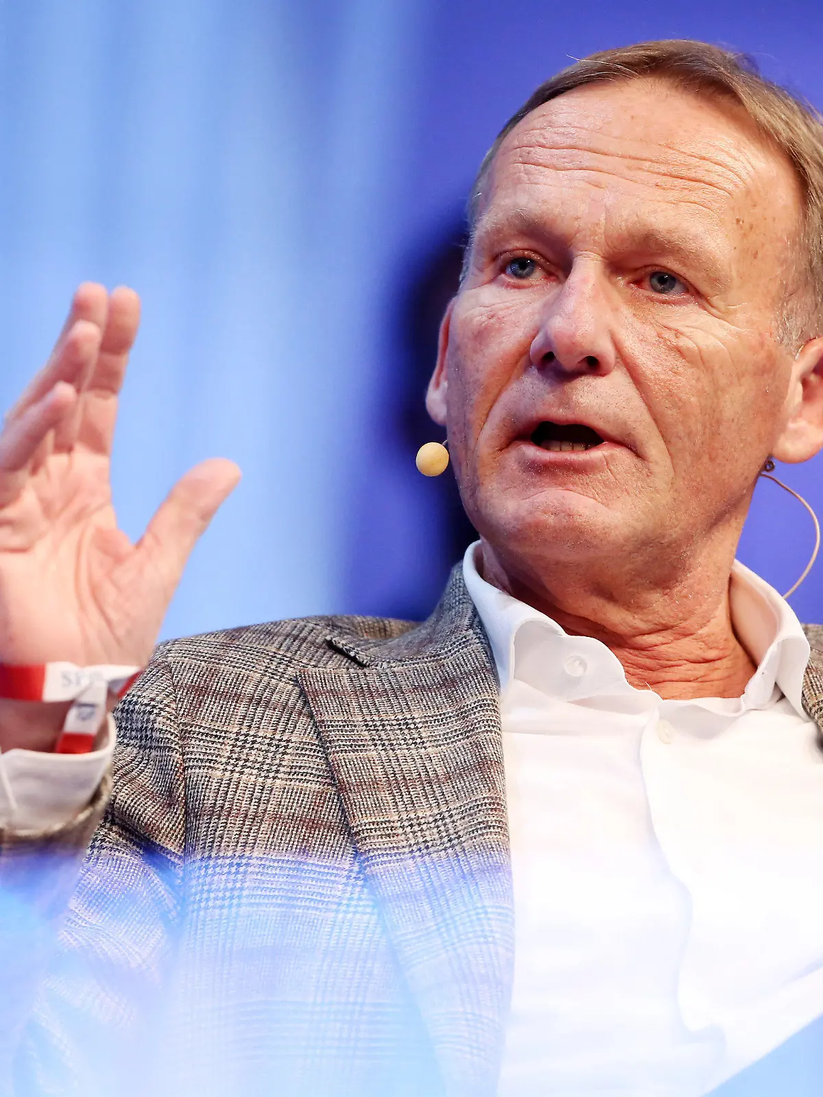 ARCHIV - 30.01.2020, Nordrhein-Westfalen, Düsseldorf: Hans-Joachim Watzke, Geschäftsführer des Fußball-Bundesligisten Borussia Dortmund, beantwortet auf dem Kongress SpoBis Fragen des Fachpublikums. Borussia Dortmunds Geschäftsführer Hans-Joachim Watzke hat für die Zeit nach der Corona-Krise ein Umdenken im Profi-Fußball gefordert. Foto: Roland Weihrauch/dpa +++ dpa-Bildfunk +++