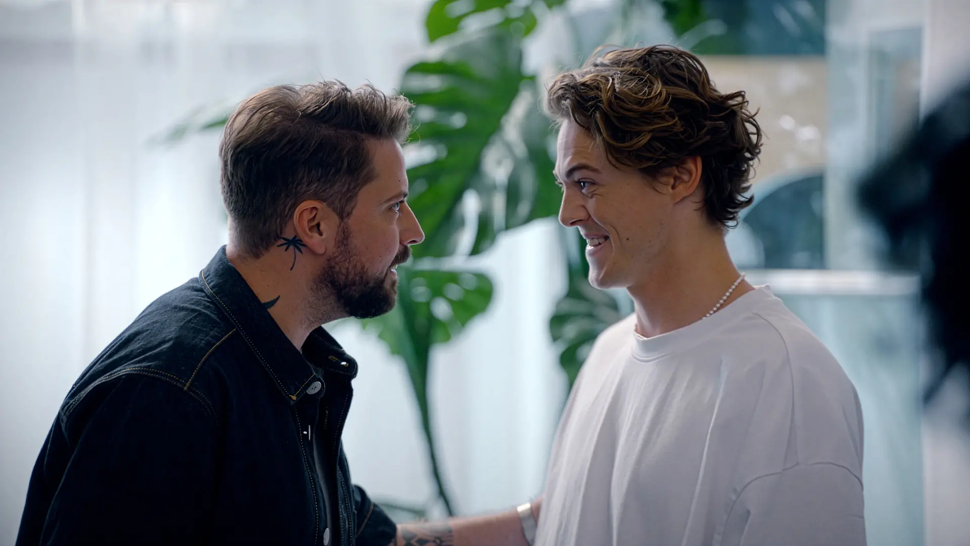 John (Felix von Jascheroff, l.) hat jetzt mit Benni (Julian Krenn) ein neues Familienmitglied im Kiez. 