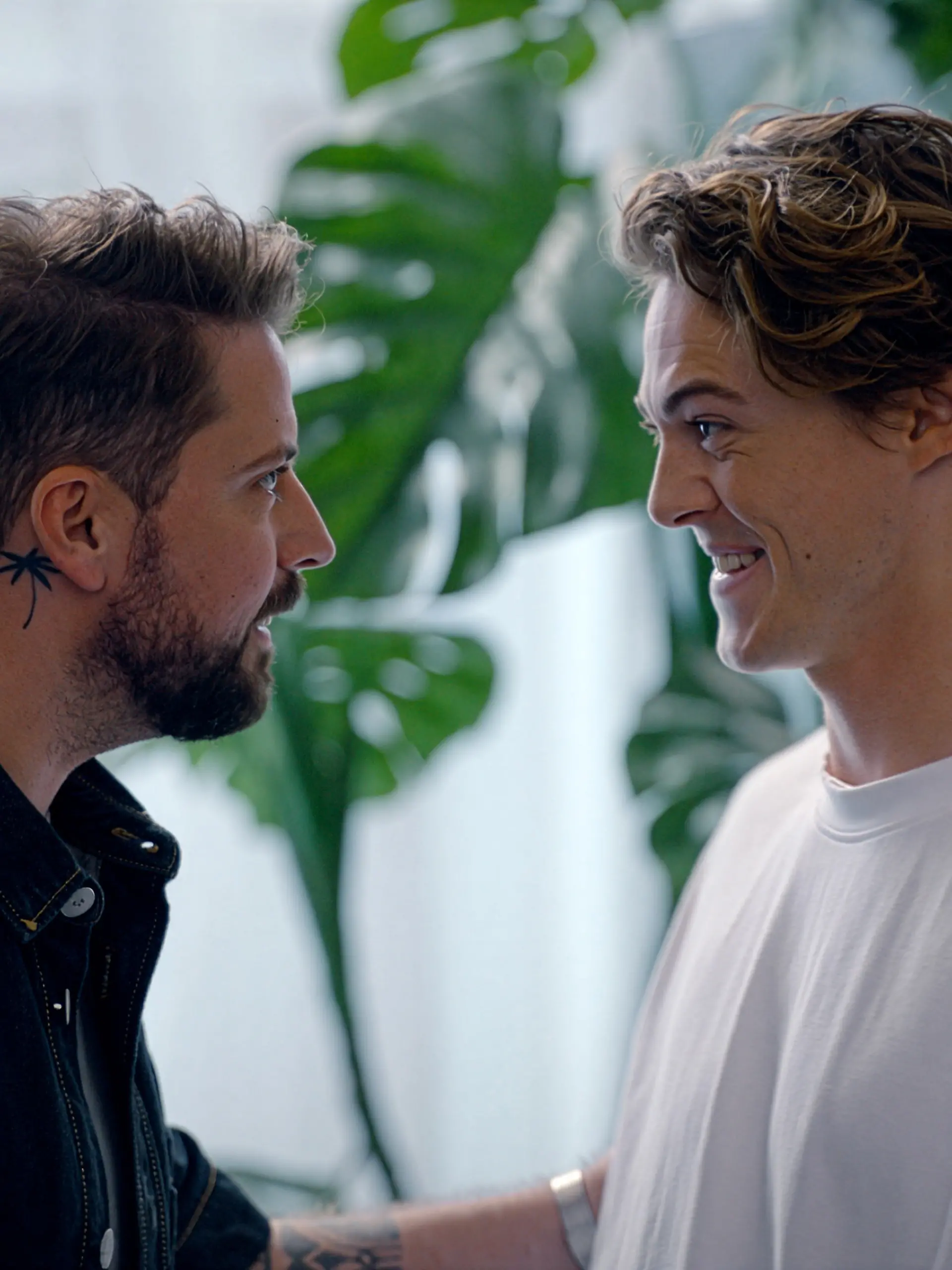 John (Felix von Jascheroff, l.) hat jetzt mit Benni (Julian Krenn) ein neues Familienmitglied im Kiez.