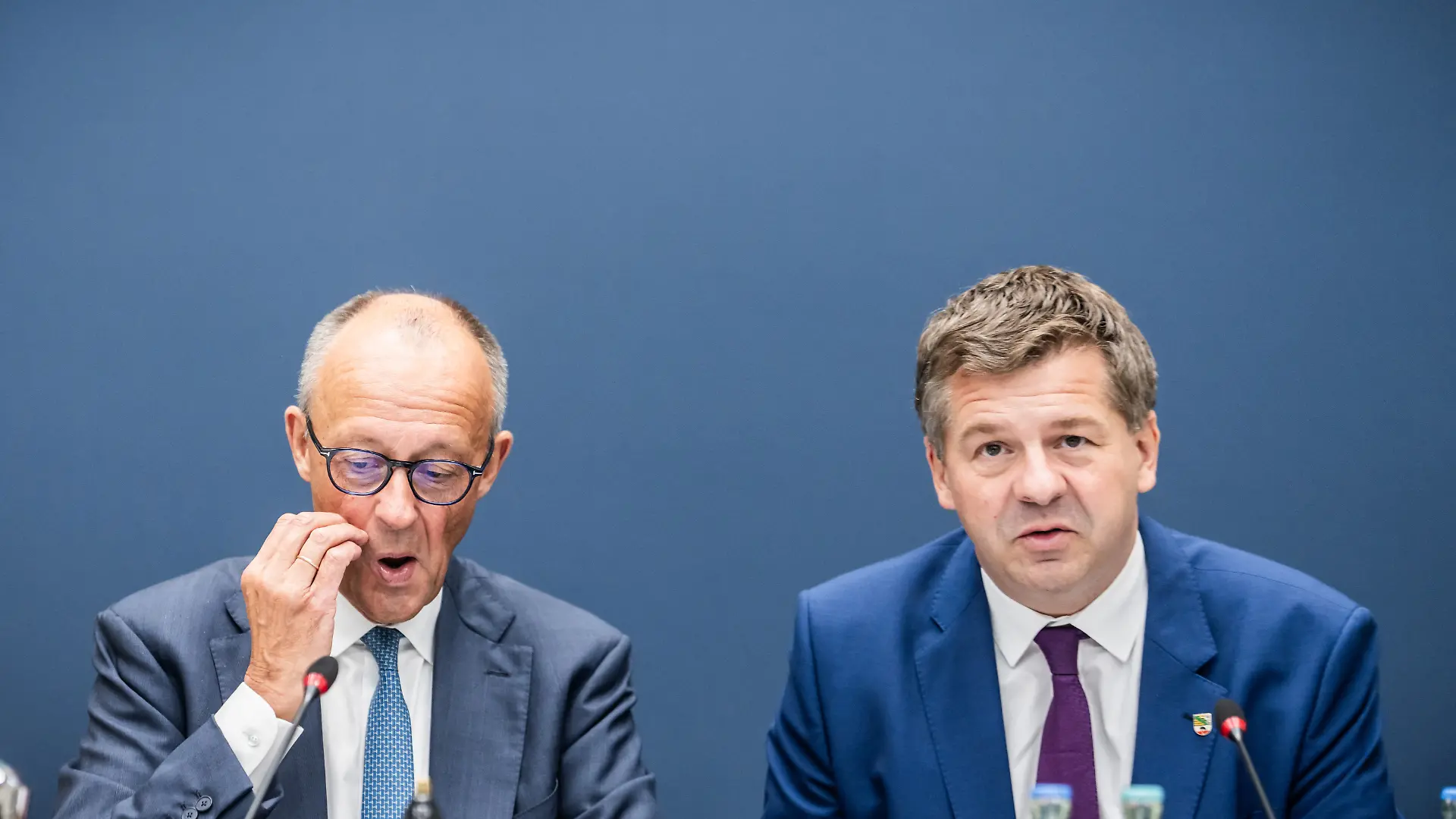 Bundeskanzler Friedrich Merz (l, CDU) und Sven Schulze (CDU), Ministerpräsident des Landes Sachsen-Anhalt und Landesvorsitzender der CDU Sachsen-Anhalt, nehmen an der Sitzung des CDU Bundesvorstands im Konrad Adenauer Haus teil.