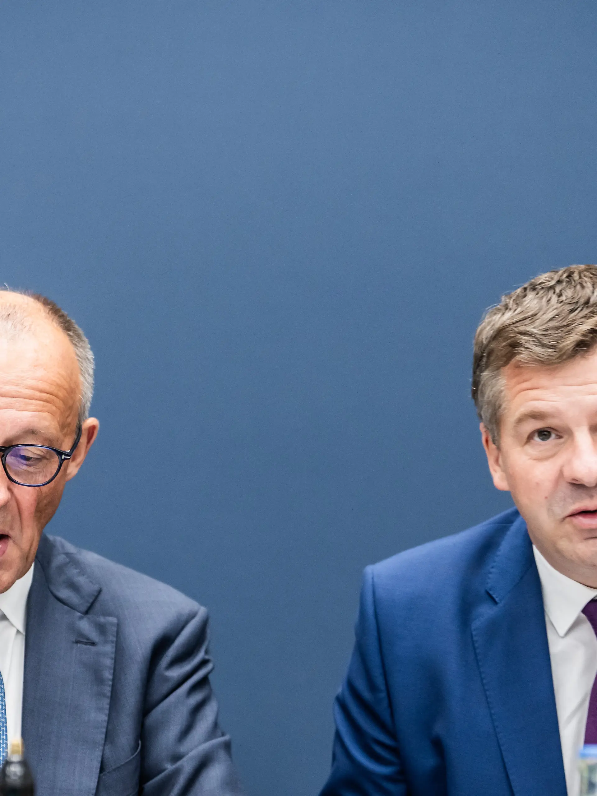 Bundeskanzler Friedrich Merz (l, CDU) und Sven Schulze (CDU), Ministerpräsident des Landes Sachsen-Anhalt und Landesvorsitzender der CDU Sachsen-Anhalt, nehmen an der Sitzung des CDU Bundesvorstands im Konrad Adenauer Haus teil.