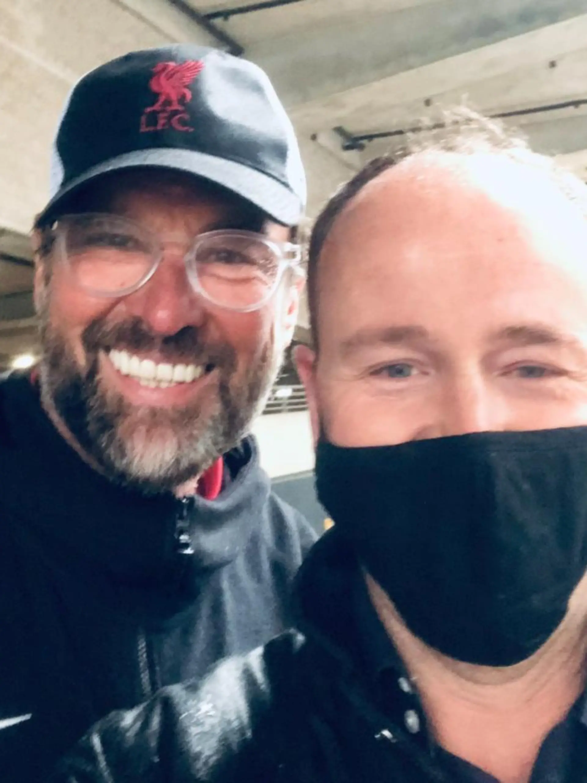 Reporter Jonathan Swain (re.) und der Klopp-Doppelgänger