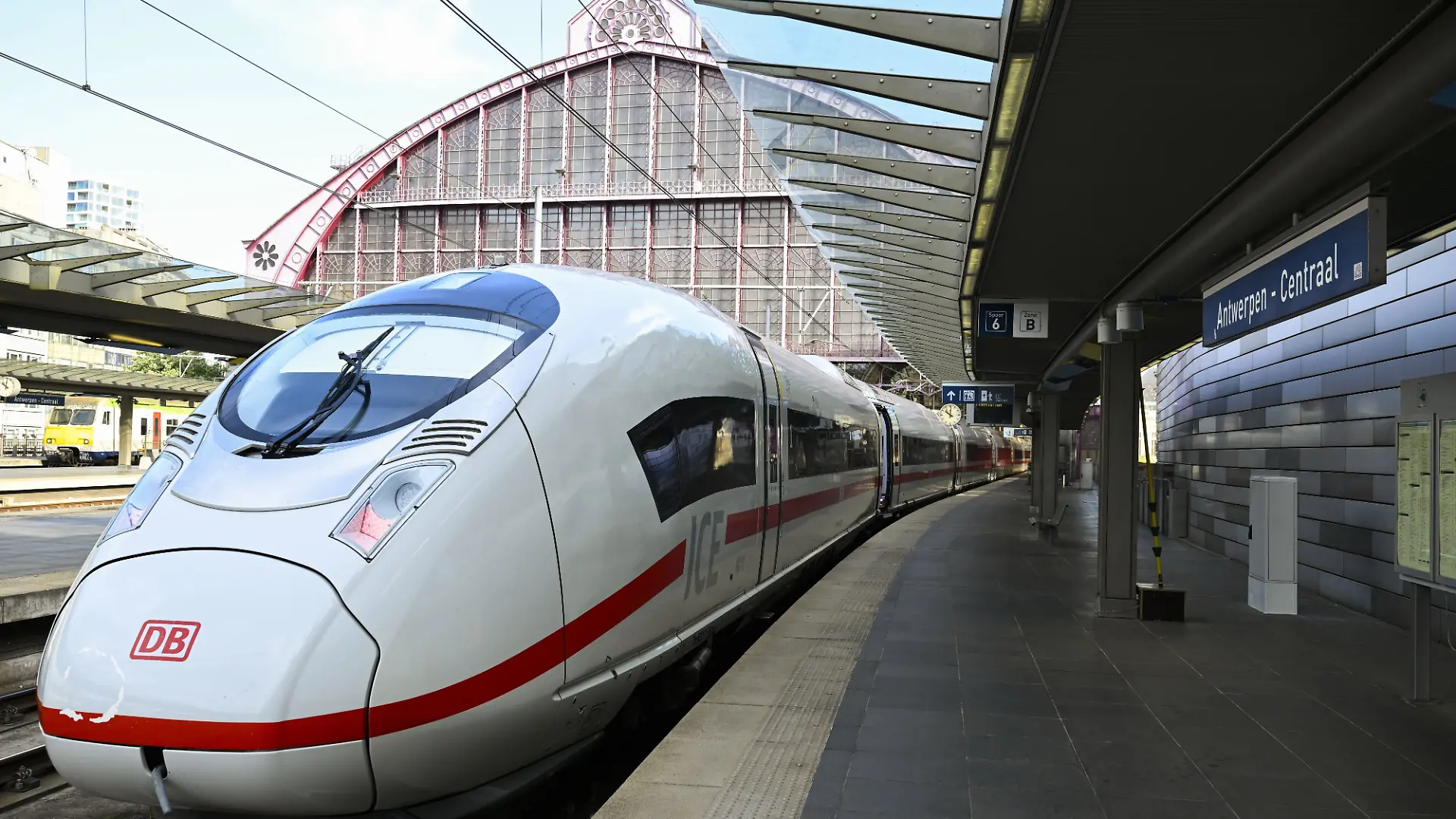 Die Ankunft eines ICE-Hochgeschwindigkeitszugs am Bahnhof Antwerpen-Centraal, der in Köln, Deutschland, abgefahren war. +++ dpa-Bildfunk +++
