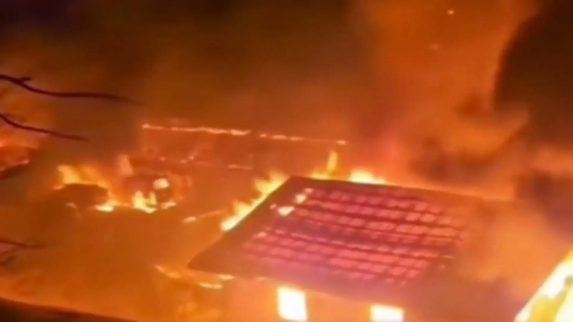 Flammen wüten durch Ski-Gebiet – und verschlingen fünfstöckiges Hotel komplett! Großbrand in Chile