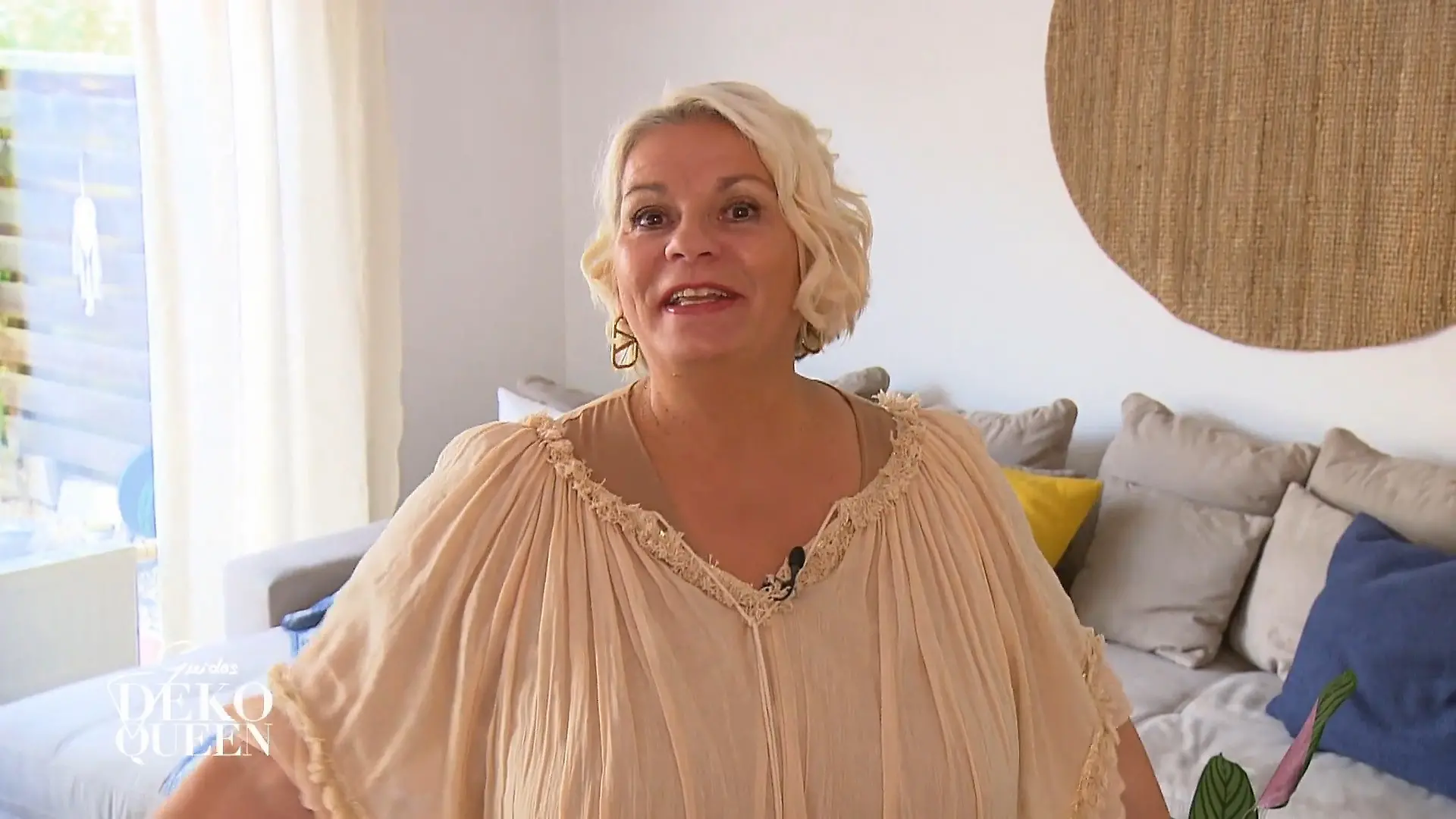 Claudia zeigt stolz ihr neues Wohnzimmer Wie auf Mykonos