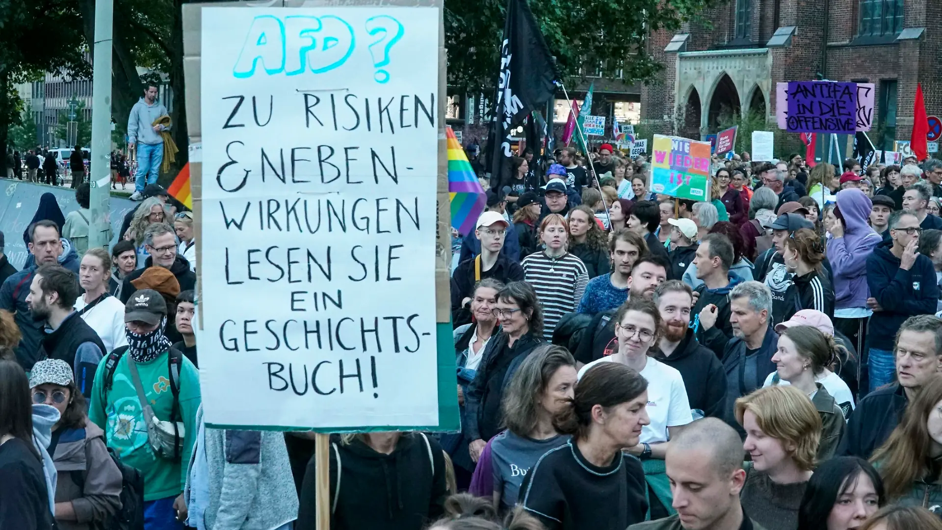 CNTV/ANTIAFD- Demo mit Fahnen Bannern , Demonstranten auf der Strasse gegen die AFD am 06.09.2026 Hamburg Innenstadt. Ca.1000 Menschen haben am Sontag in der Hamburger Innenstadt gegen den Erfolg der AFD bei den Landtagswahlen in Sachsen-Anhalt demonstriert. Der Protest war friedlich aber auch laut. Ein starkes Polizeiaufgebot sicherte dem Demonstrationzug ab