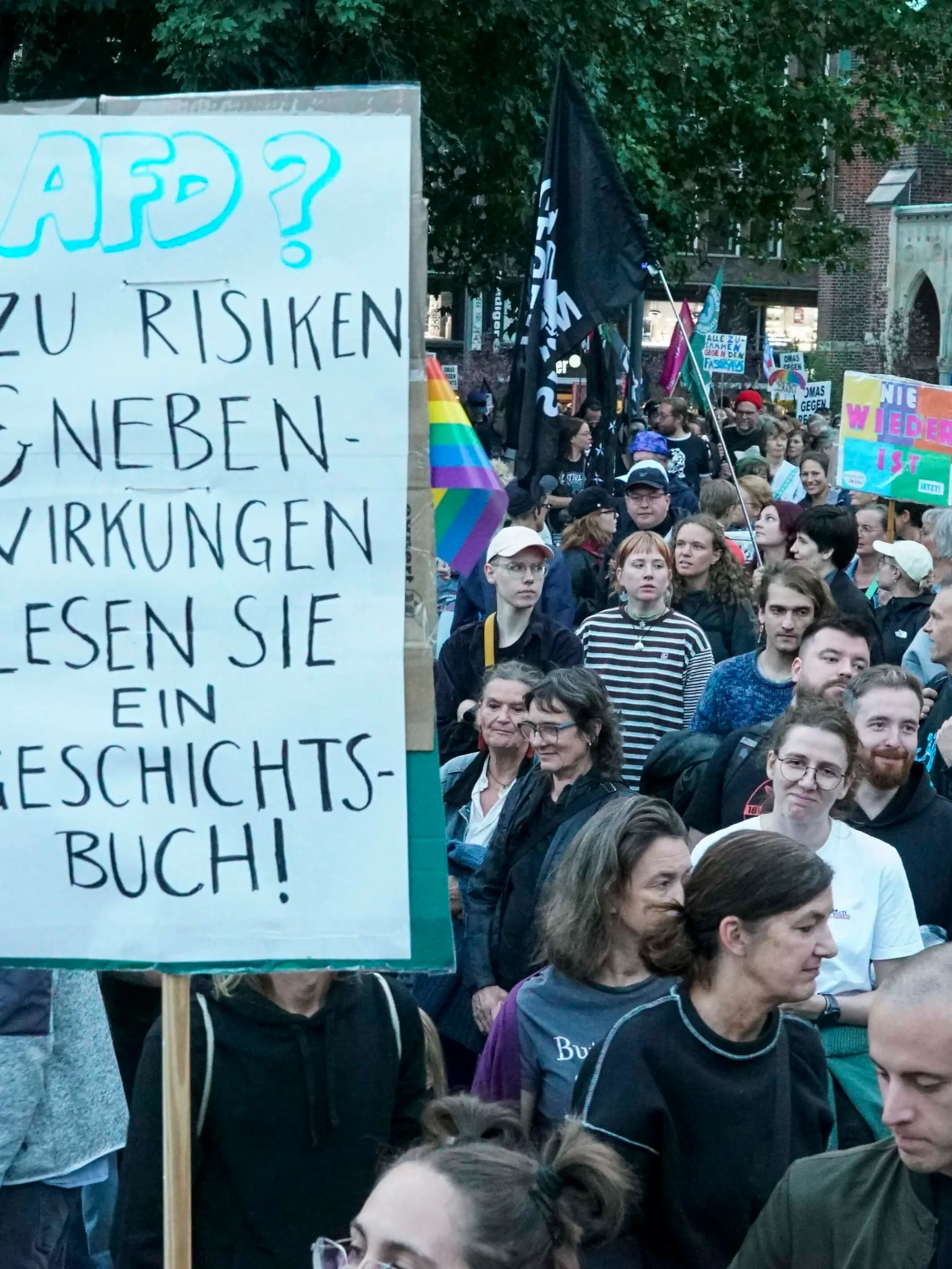 CNTV/ANTIAFD- Demo mit Fahnen Bannern , Demonstranten auf der Strasse gegen die AFD am 06.09.2026 Hamburg Innenstadt. Ca.1000 Menschen haben am Sontag in der Hamburger Innenstadt gegen den Erfolg der AFD bei den Landtagswahlen in Sachsen-Anhalt demonstriert. Der Protest war friedlich aber auch laut. Ein starkes Polizeiaufgebot sicherte dem Demonstrationzug ab