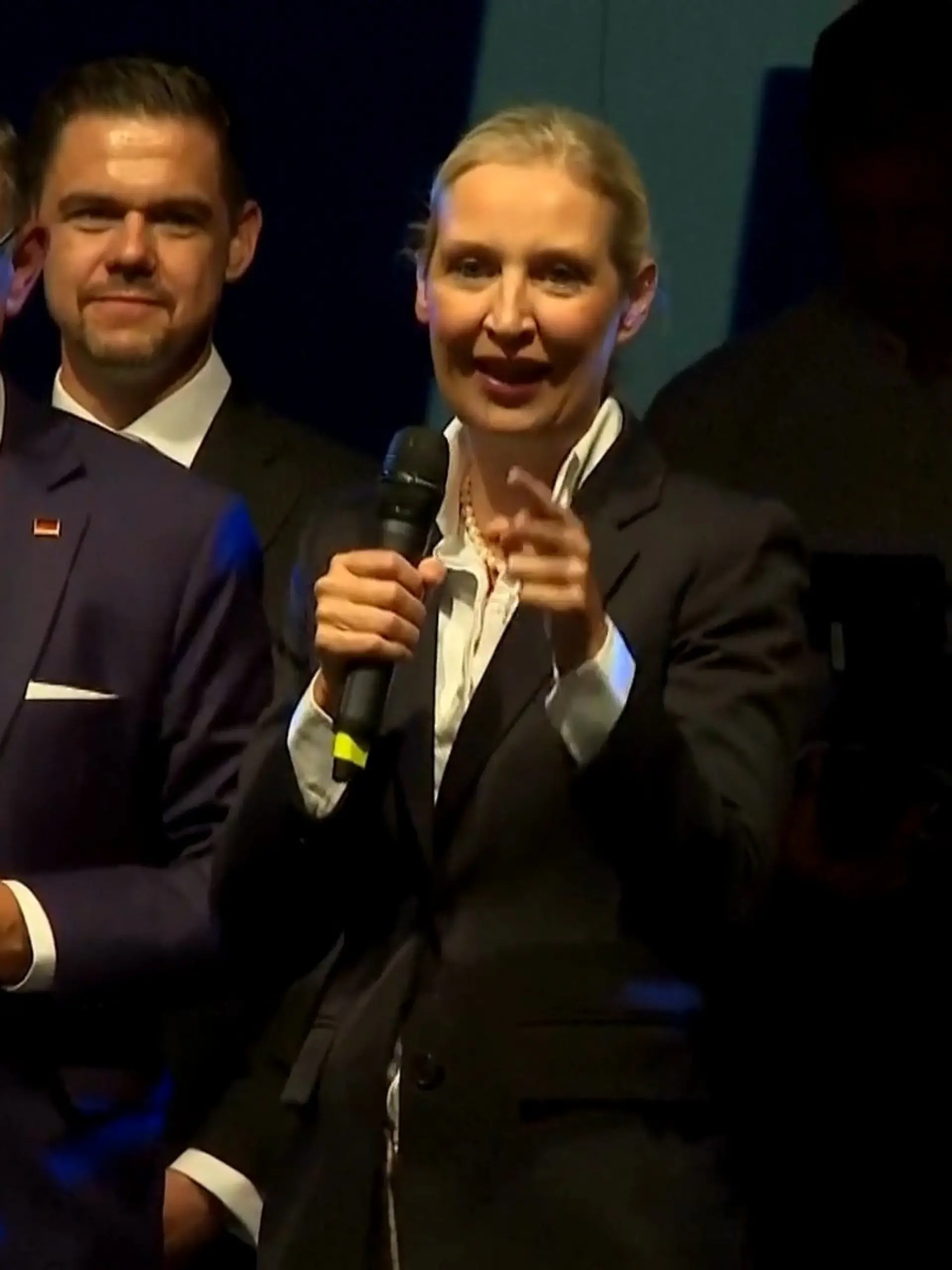Bild zu: "AfD gewinnt in Sachsen-Anhalt – SO reagieren Promis auf das Wahlergebnis"