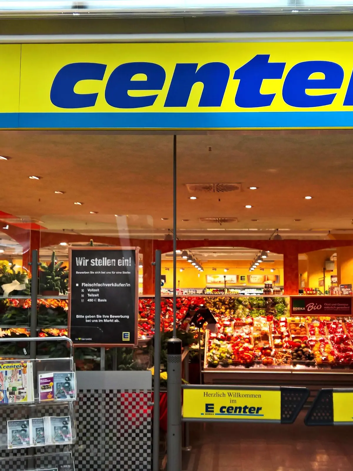 Die Edeka-Gruppe, sprich EDEKA, ist ein genossenschaftlich organisierter kooperativer Unternehmensverbund im deutschen Einzelhandel. Abbildung: Edeka Center im Donau-Einkaufs-Zentrum Regensburg. *** the Edeka Group Say Edeka is a COOPERATIVE Organized cooperative Group of Companies in German Retail Figure Edeka Center in Danube Purchasing Center Regensburg  
