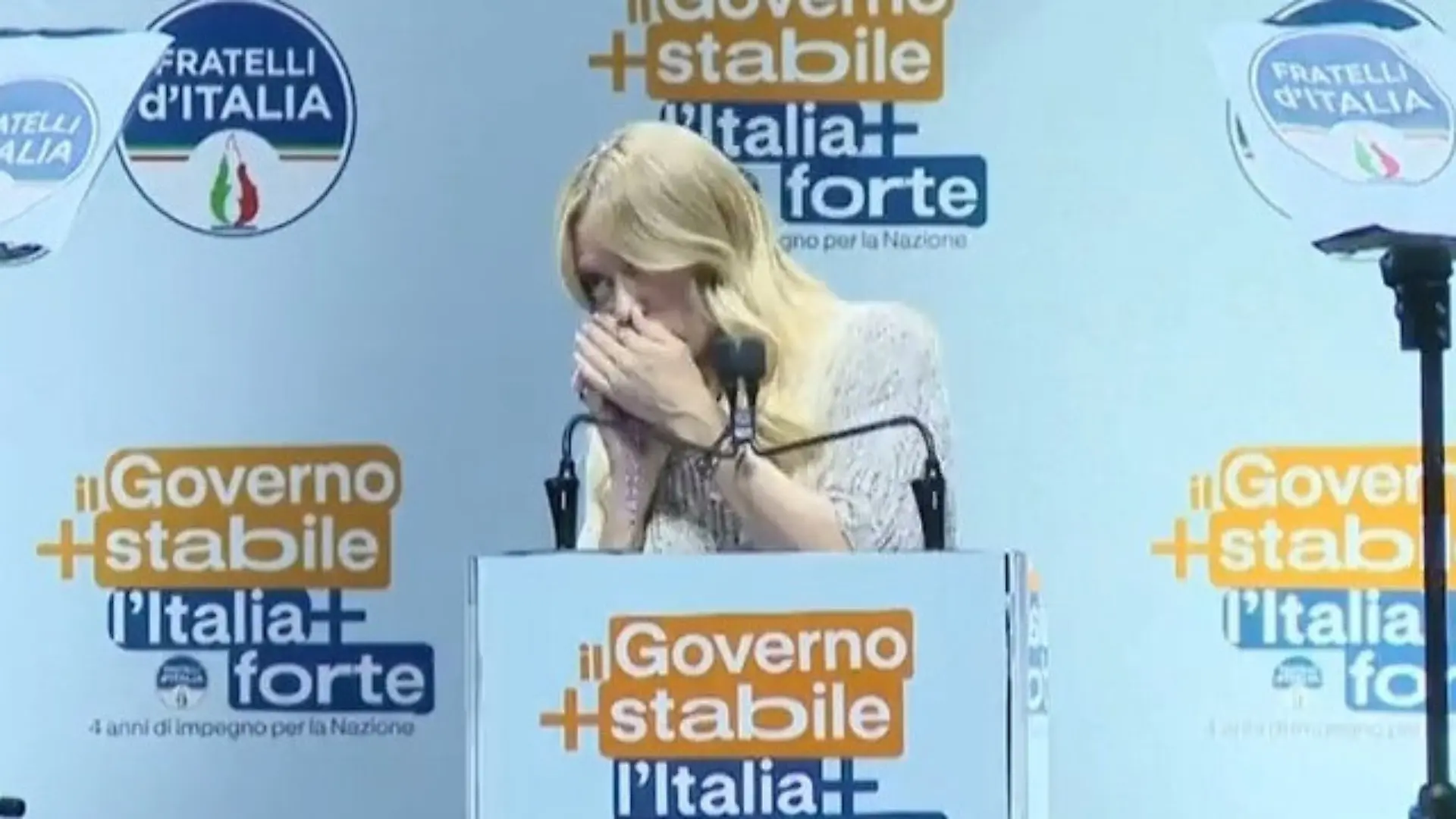 Live auf der Bühne! SIE crasht die Rede der italienischen Staatschefin Plötzlich klingelt das Handy